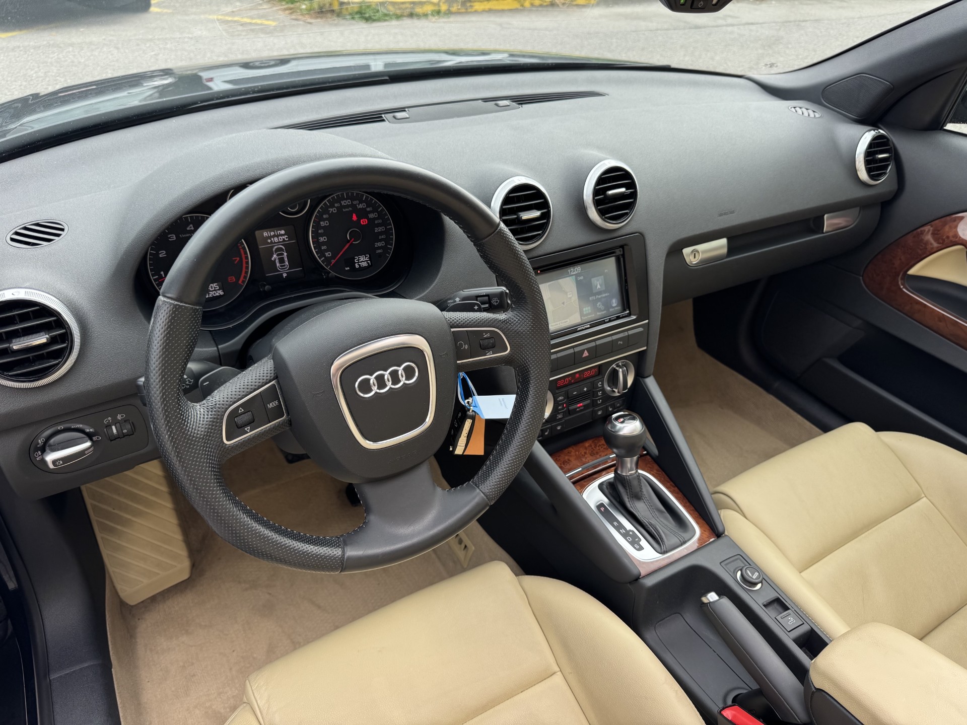 AUDI A3 Cabriolet 1.8 TFSI Ambition S-tronic-image-8