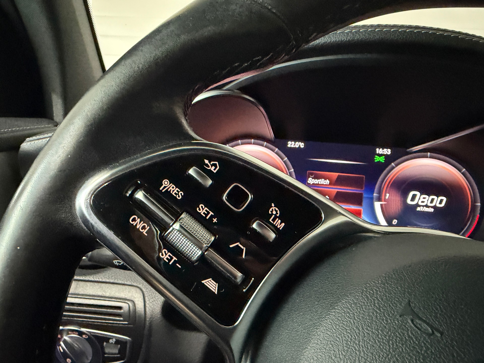 MERCEDES-BENZ GLC 220 d AMG Line 4Matic 9G-Tronic (CH)-image-12