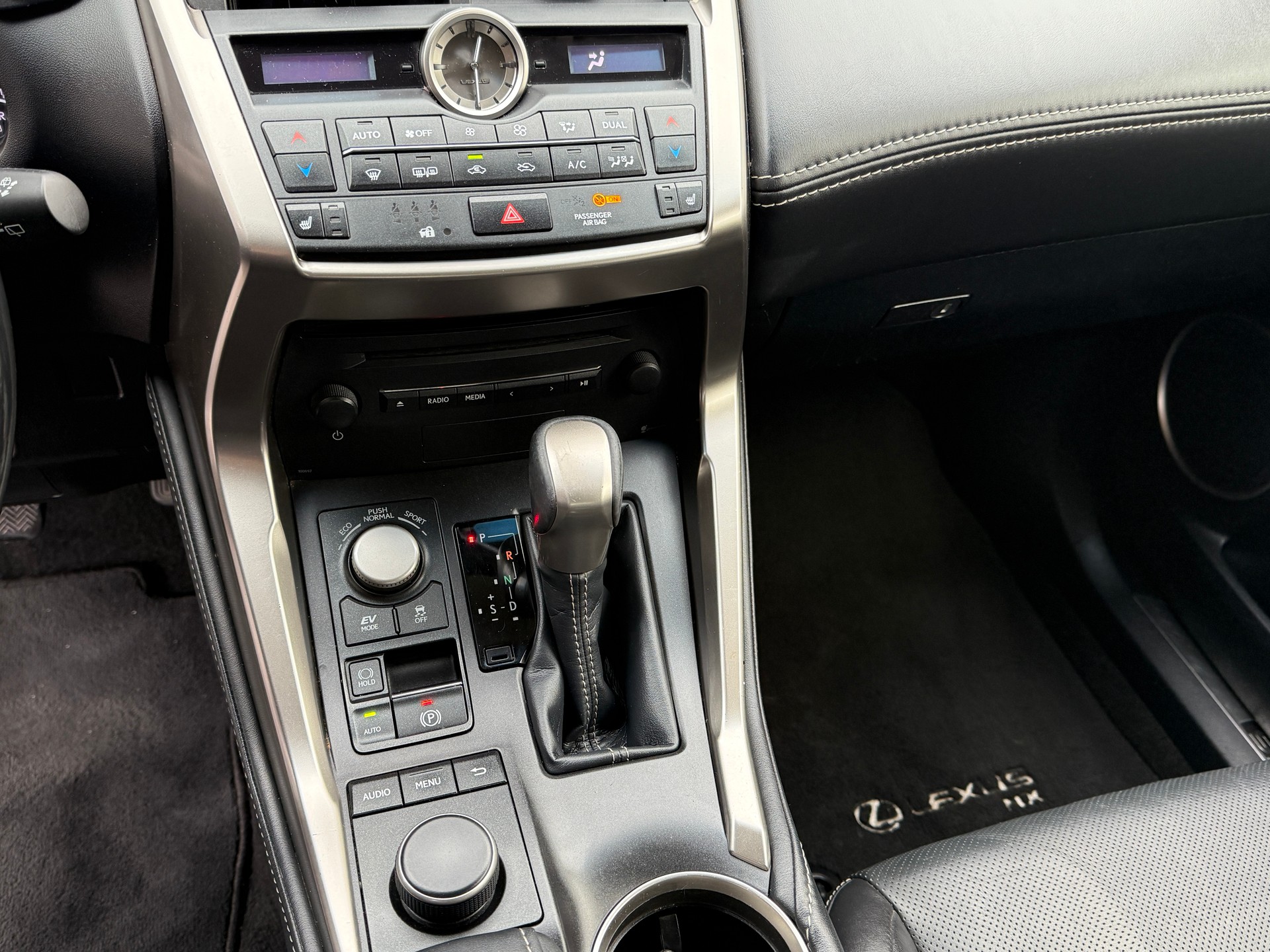 LEXUS NX 300h comfort E-Four Automatic-image-23