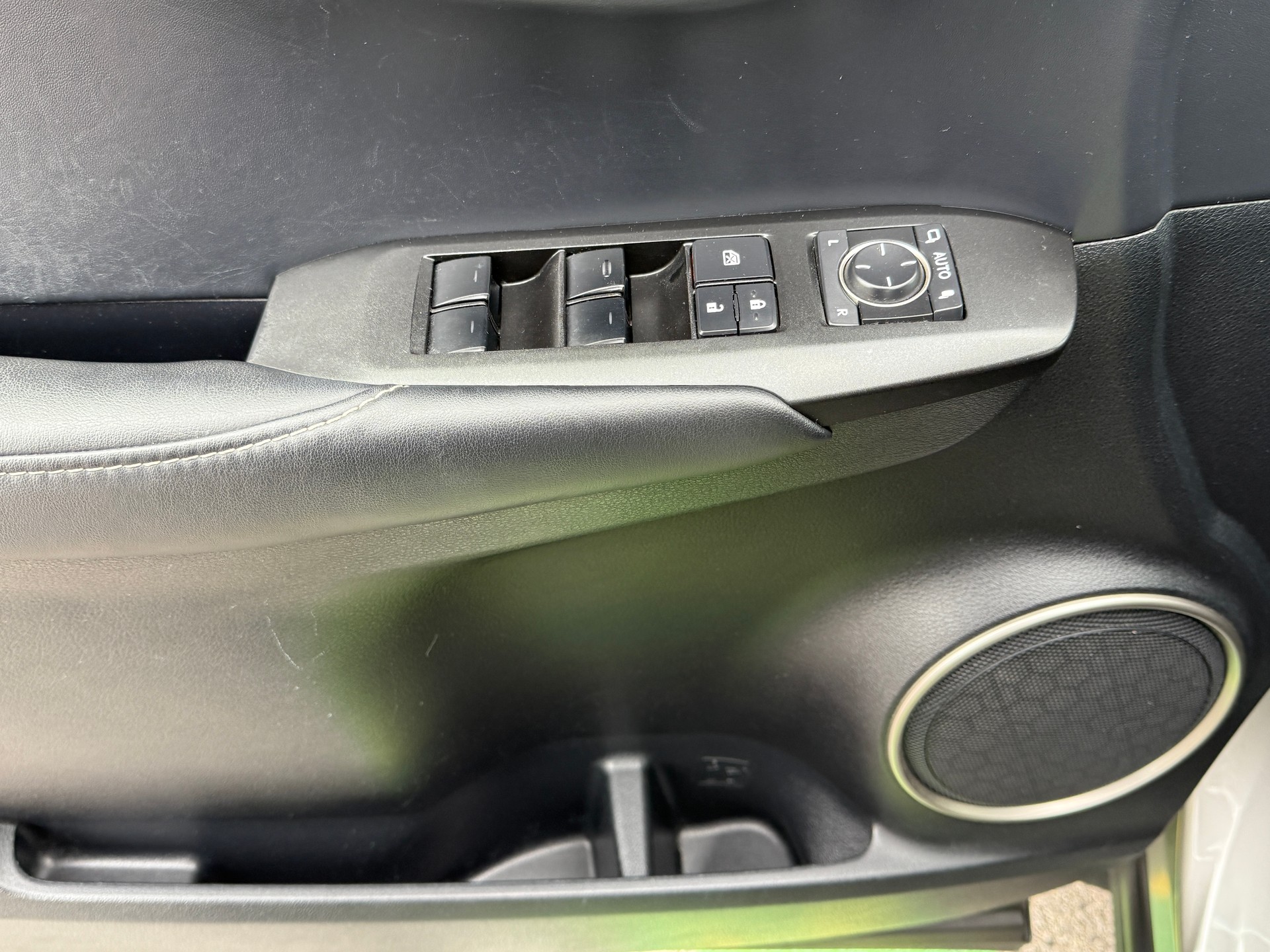 LEXUS NX 300h comfort E-Four Automatic-image-13