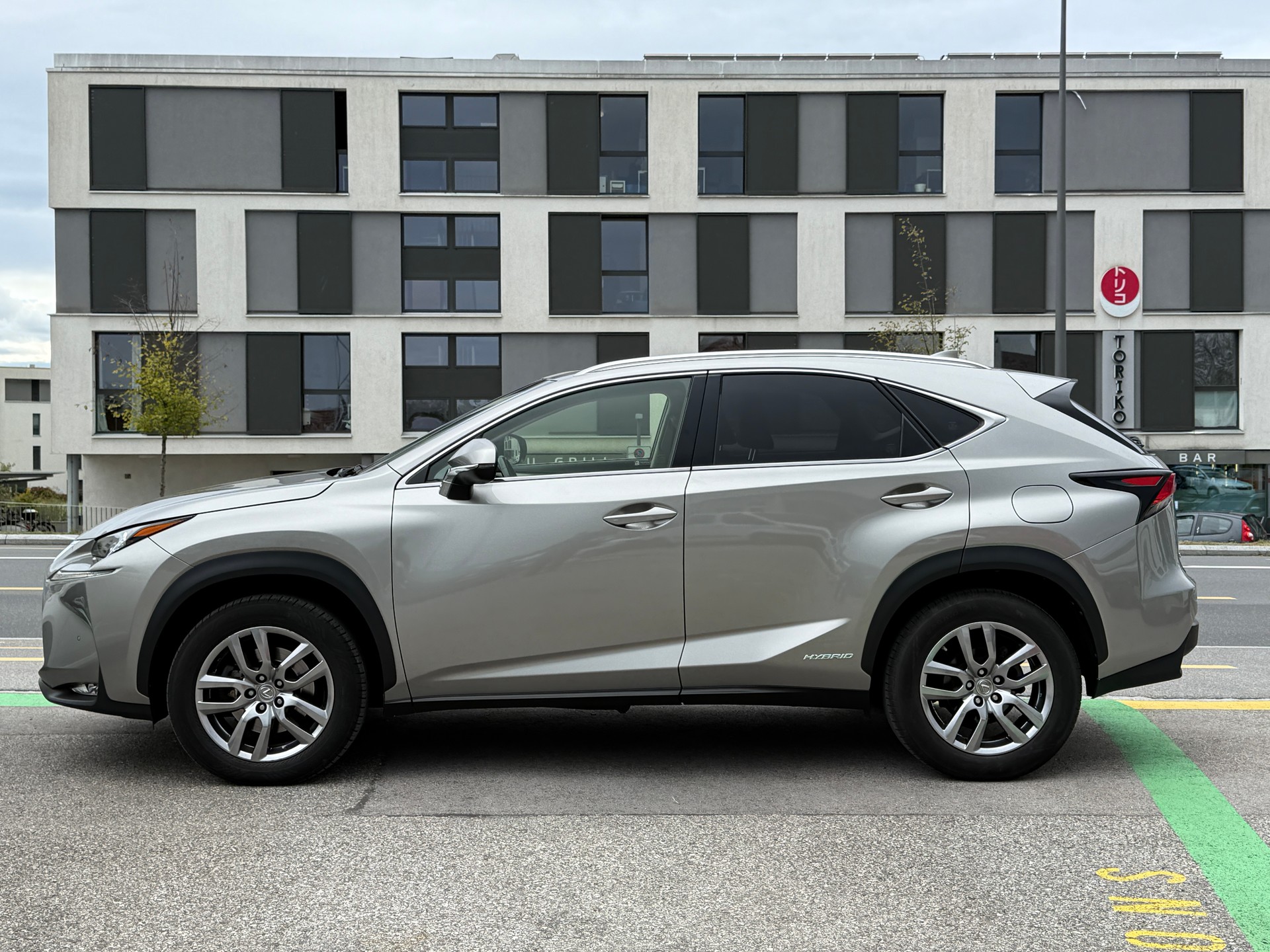 LEXUS NX 300h comfort E-Four Automatic-image-4
