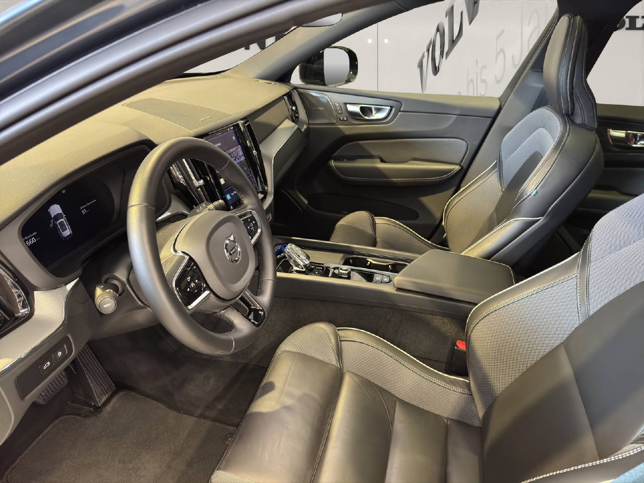VOLVO XC60 2.0 T6 TE Plus Dark eAWD-image-4