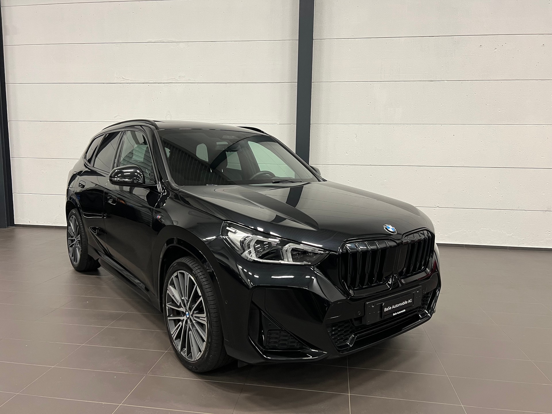 BMW X1 xDrive 23i 48V M Sport-showroom-element-1