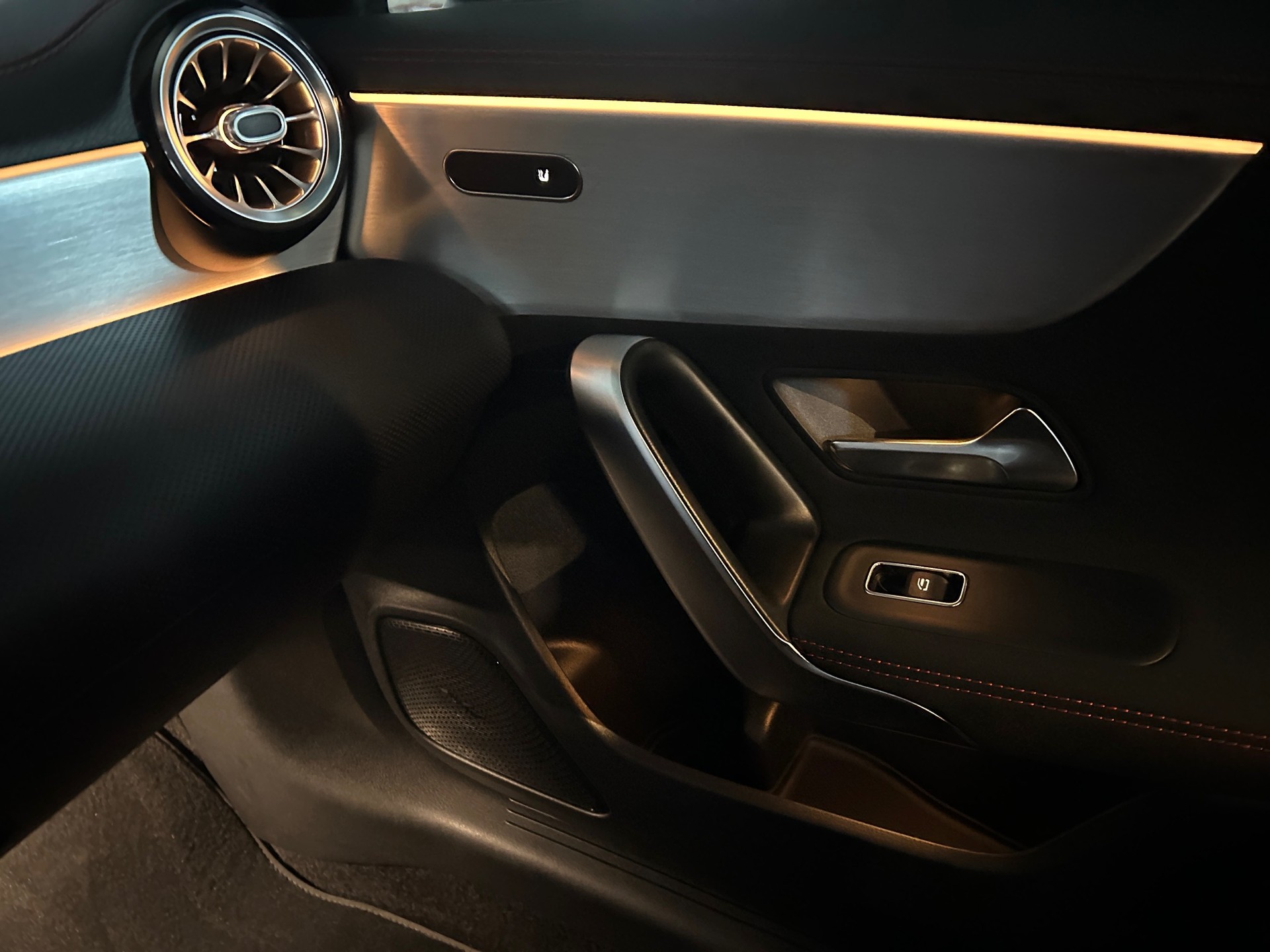 MERCEDES-BENZ CLA 250 AMG Line 7G-DCT *CH Fahrzeug mit Gratisservice*Keyless*360 Grad Kamera*-image-8