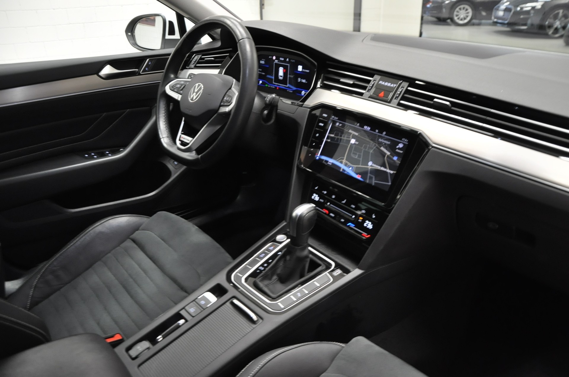VW Passat 2.0 TDI BMT Elegance 4Motion DSG-image-12