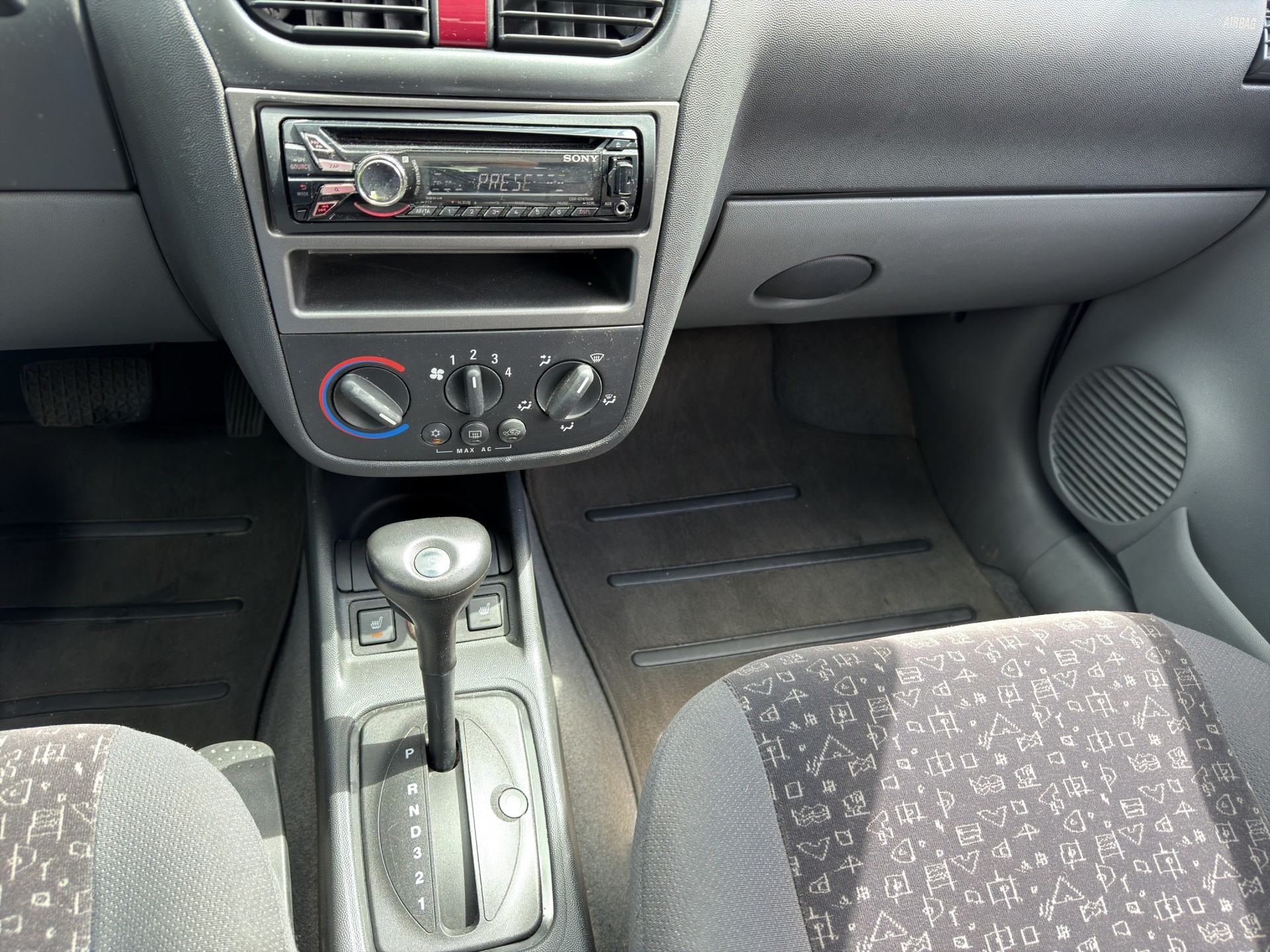OPEL Corsa 1.4 16V Sport-image-9