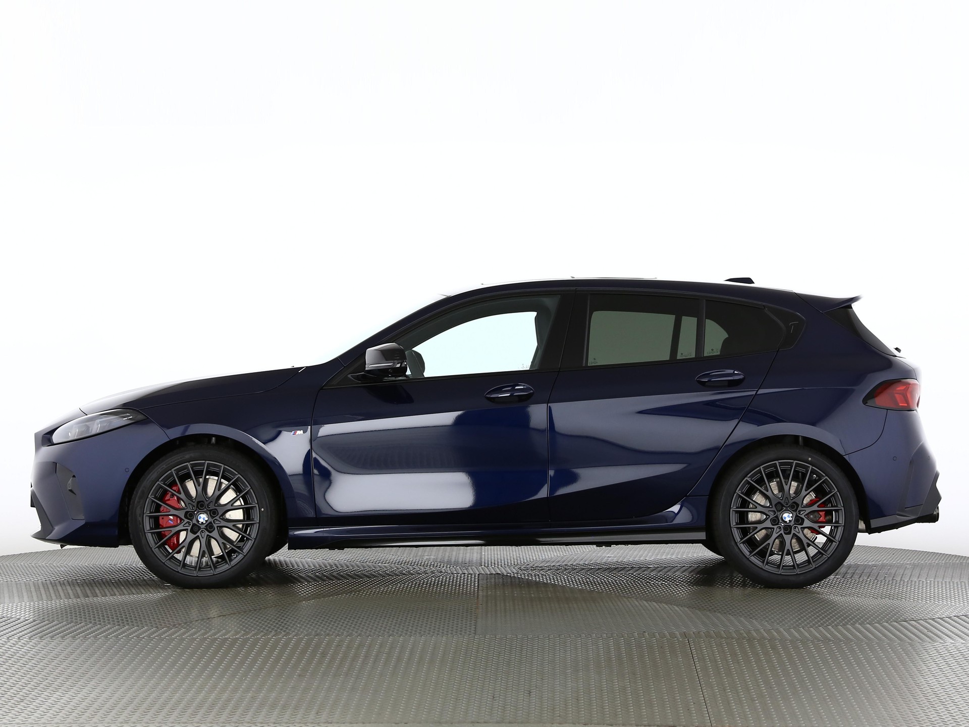 BMW M135i xDrive-showroom-element-2