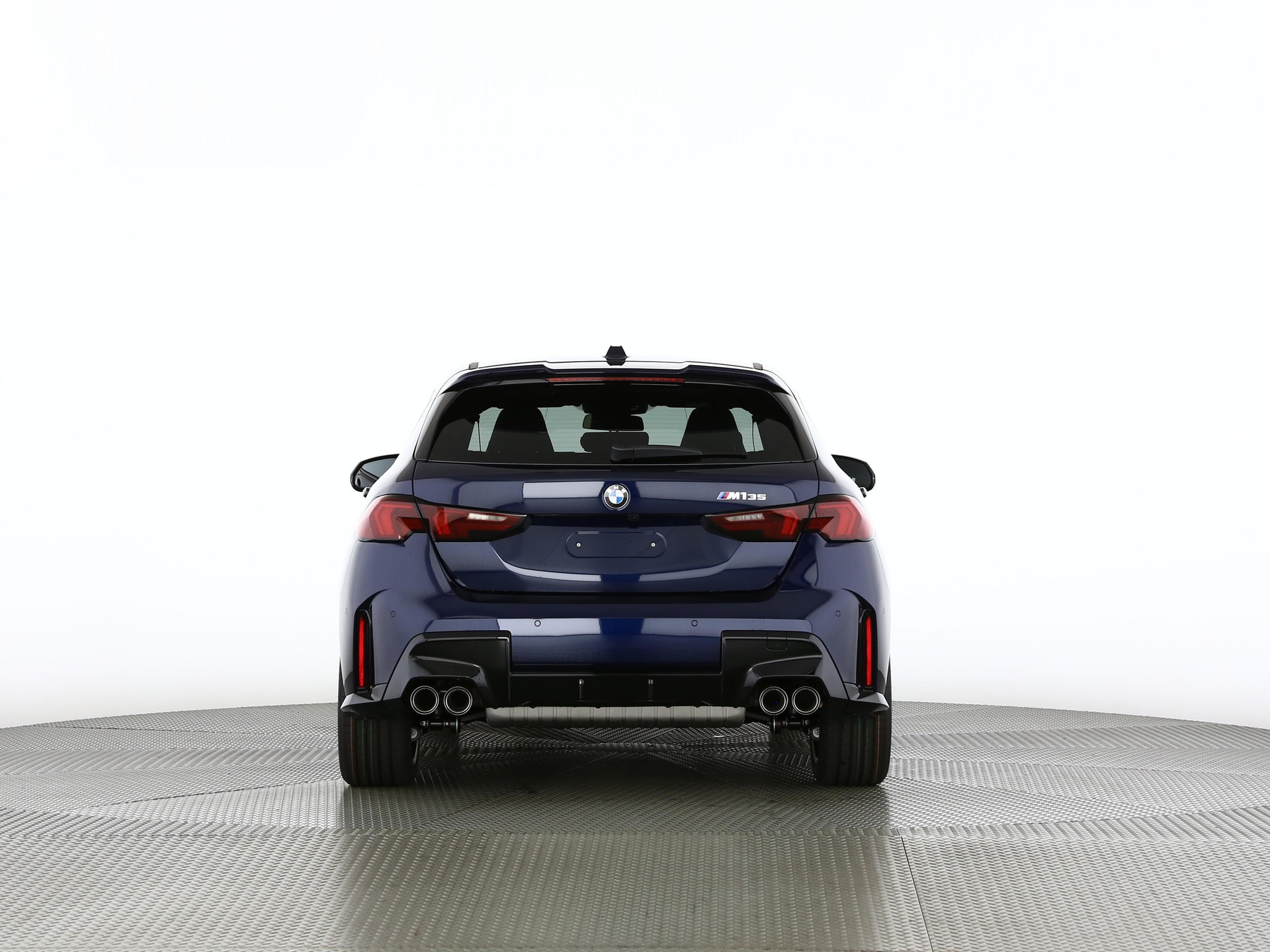 BMW M135i xDrive-showroom-element-3