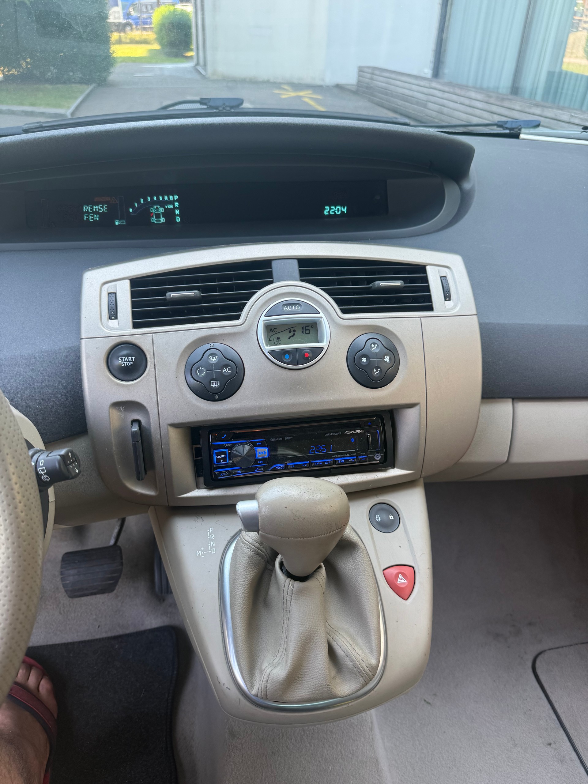 RENAULT Grand Scénic 2.0 16V Dynamique-image-10