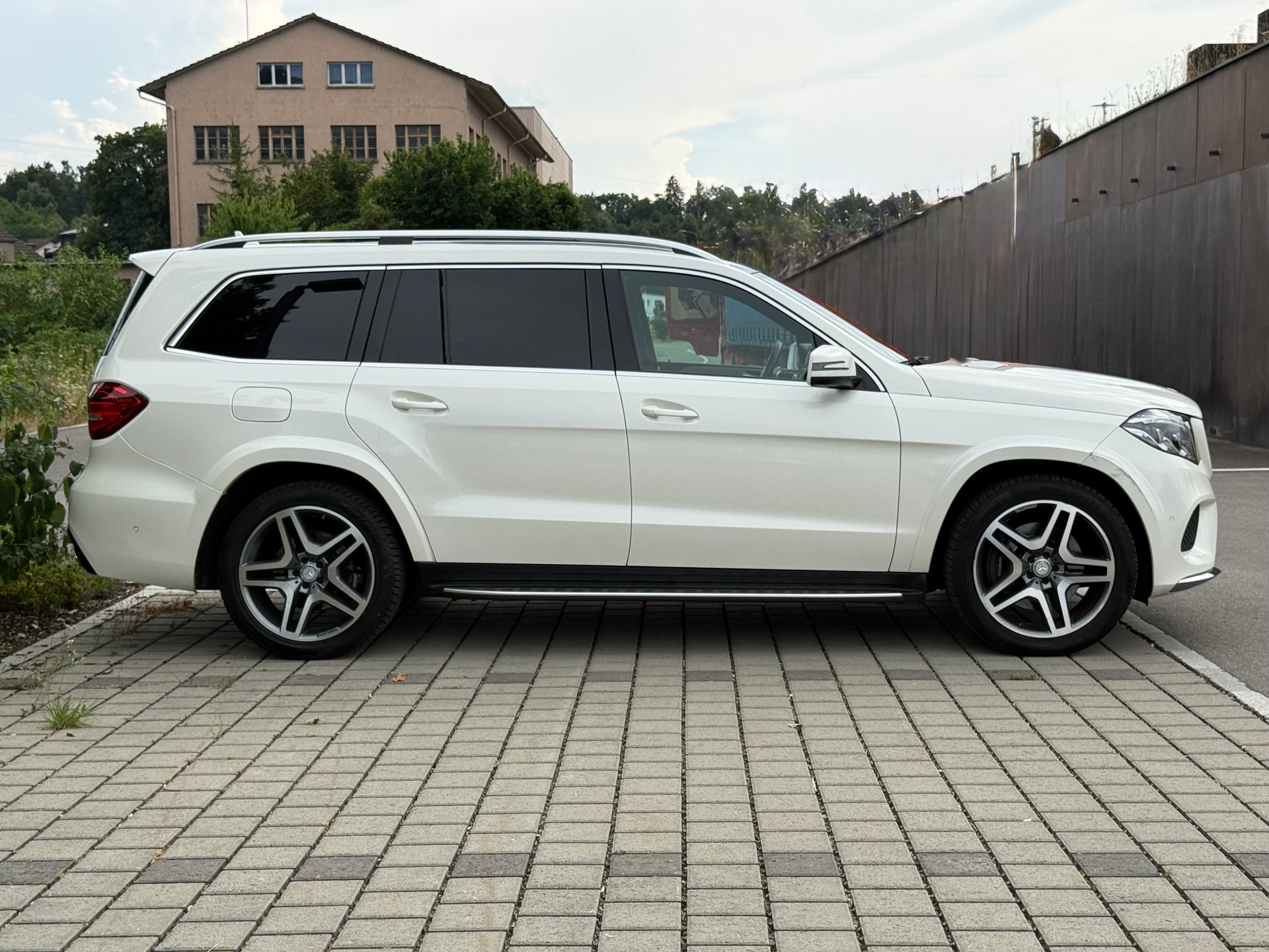 MERCEDES-BENZ GLS 350 d 4Matic 9G-TRONIC-showroom-element-3