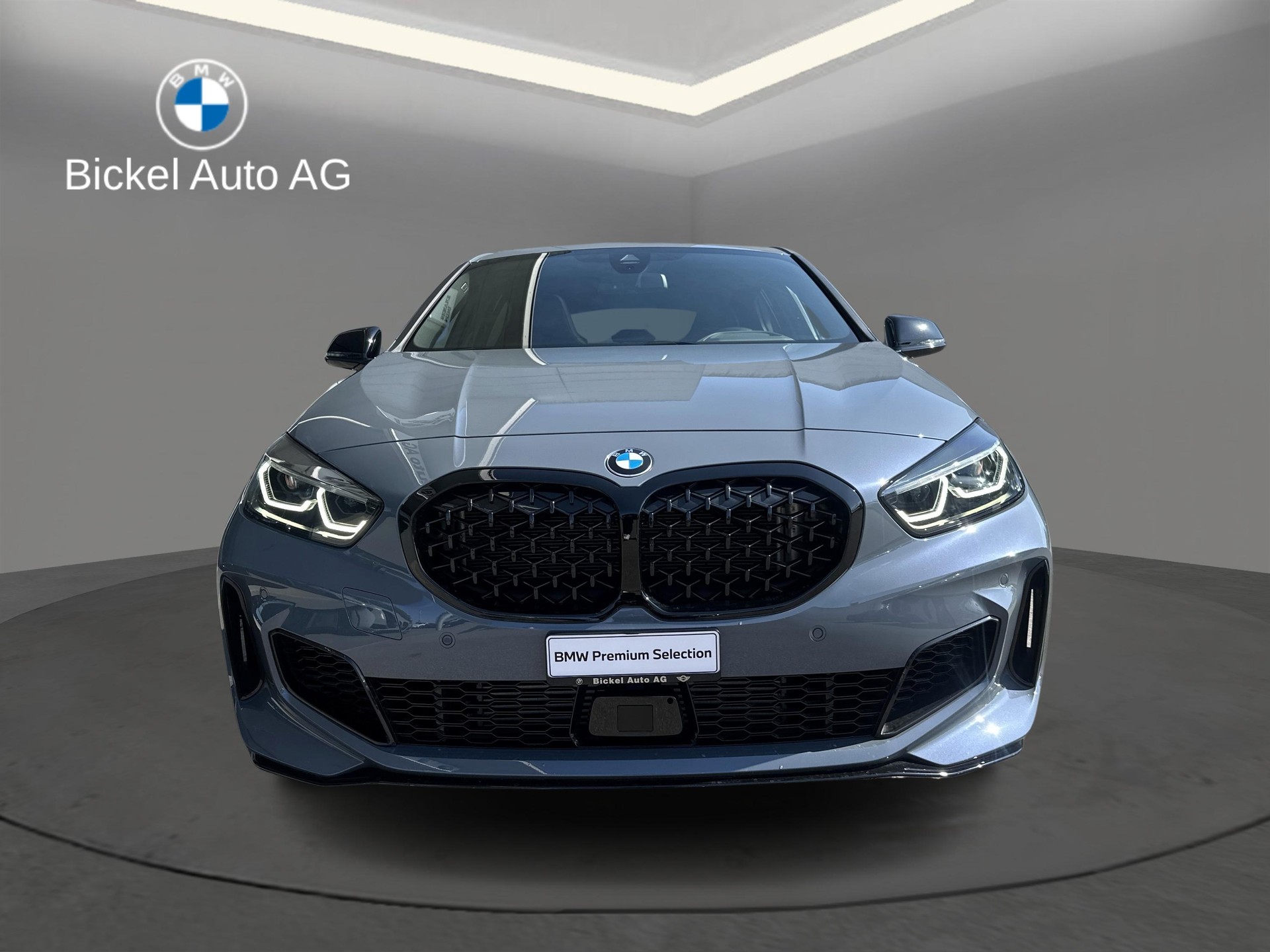 BMW M135i xDrive-showroom-element-3