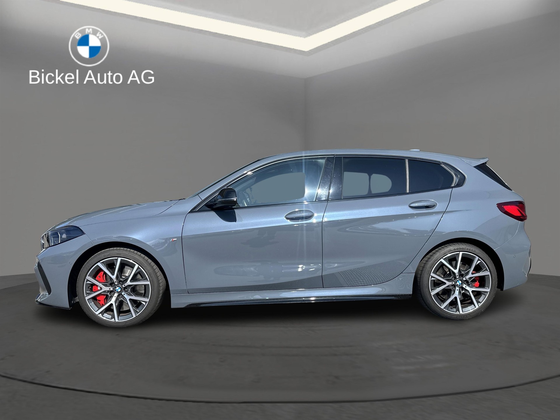 BMW M135i xDrive-showroom-element-2