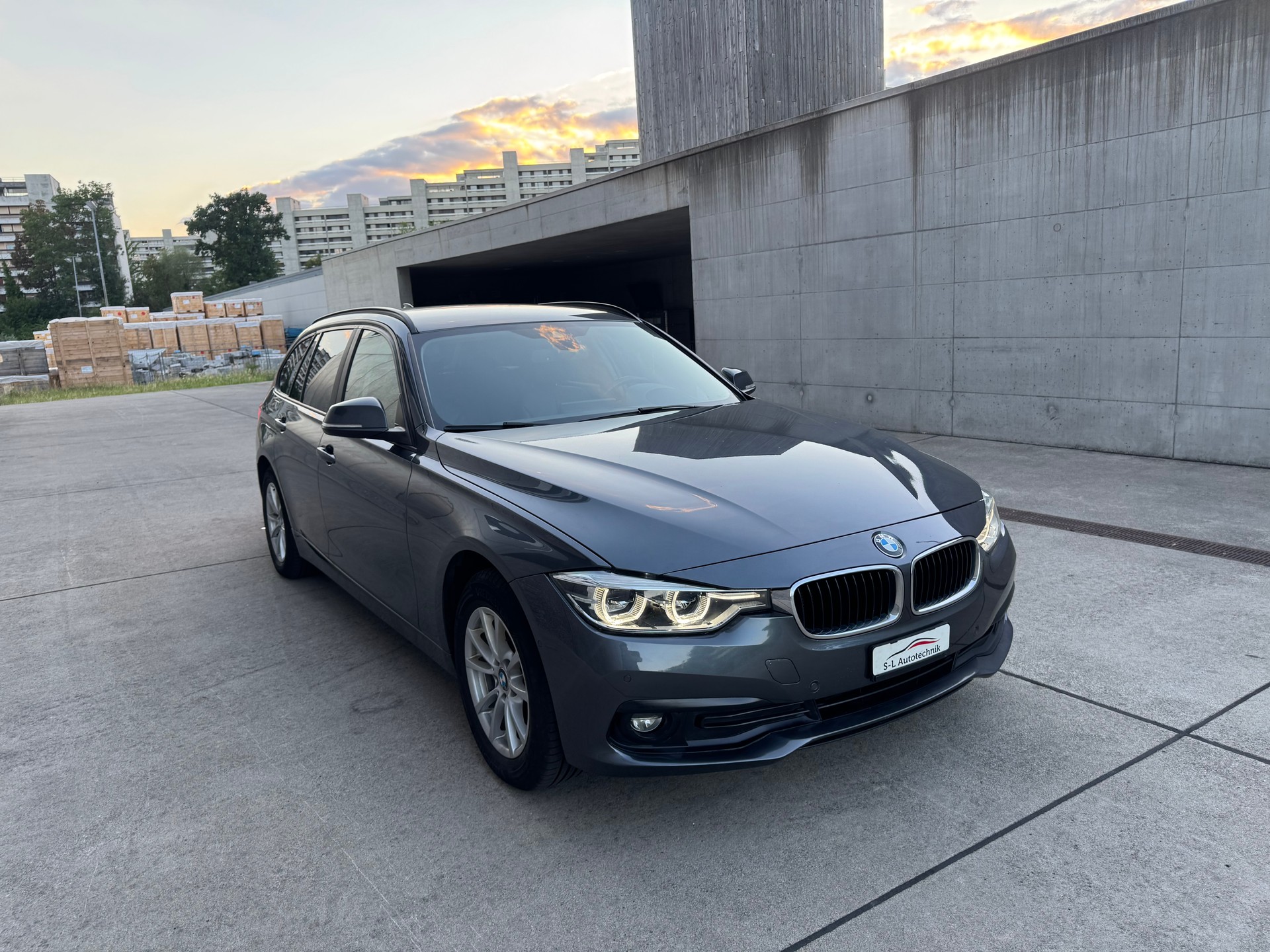 BMW 320d xDrive Touring Sport Line Steptronic-showroom-element-2