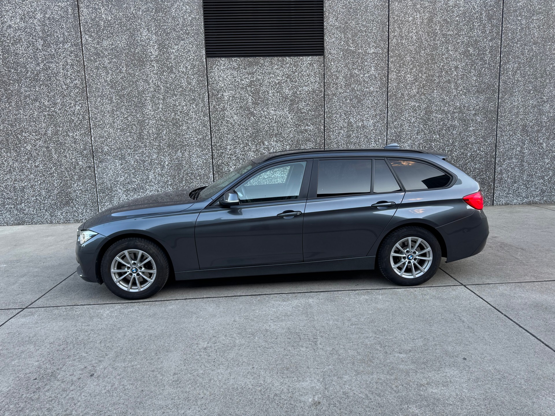 BMW 320d xDrive Touring Sport Line Steptronic-showroom-element-3