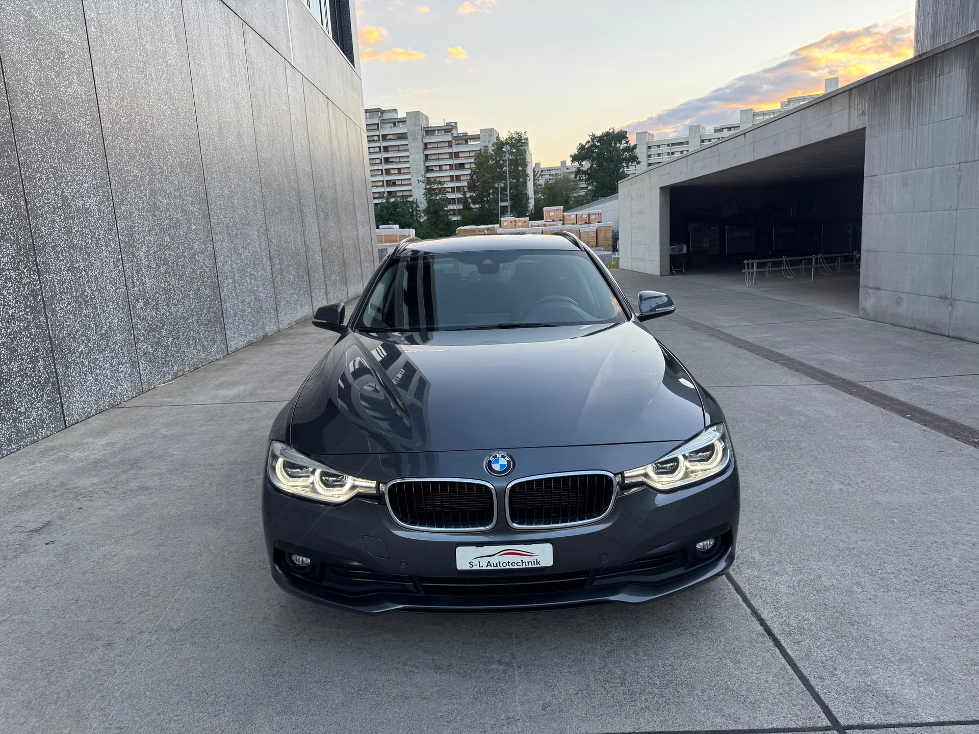 BMW 320d xDrive Touring Sport Line Steptronic-showroom-element-1