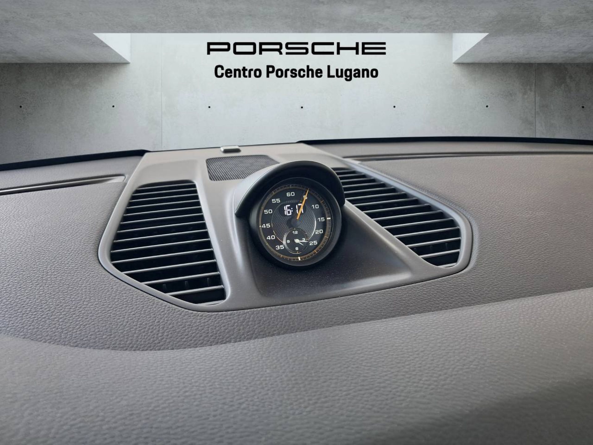 PORSCHE 911 GT3 RS-image-23