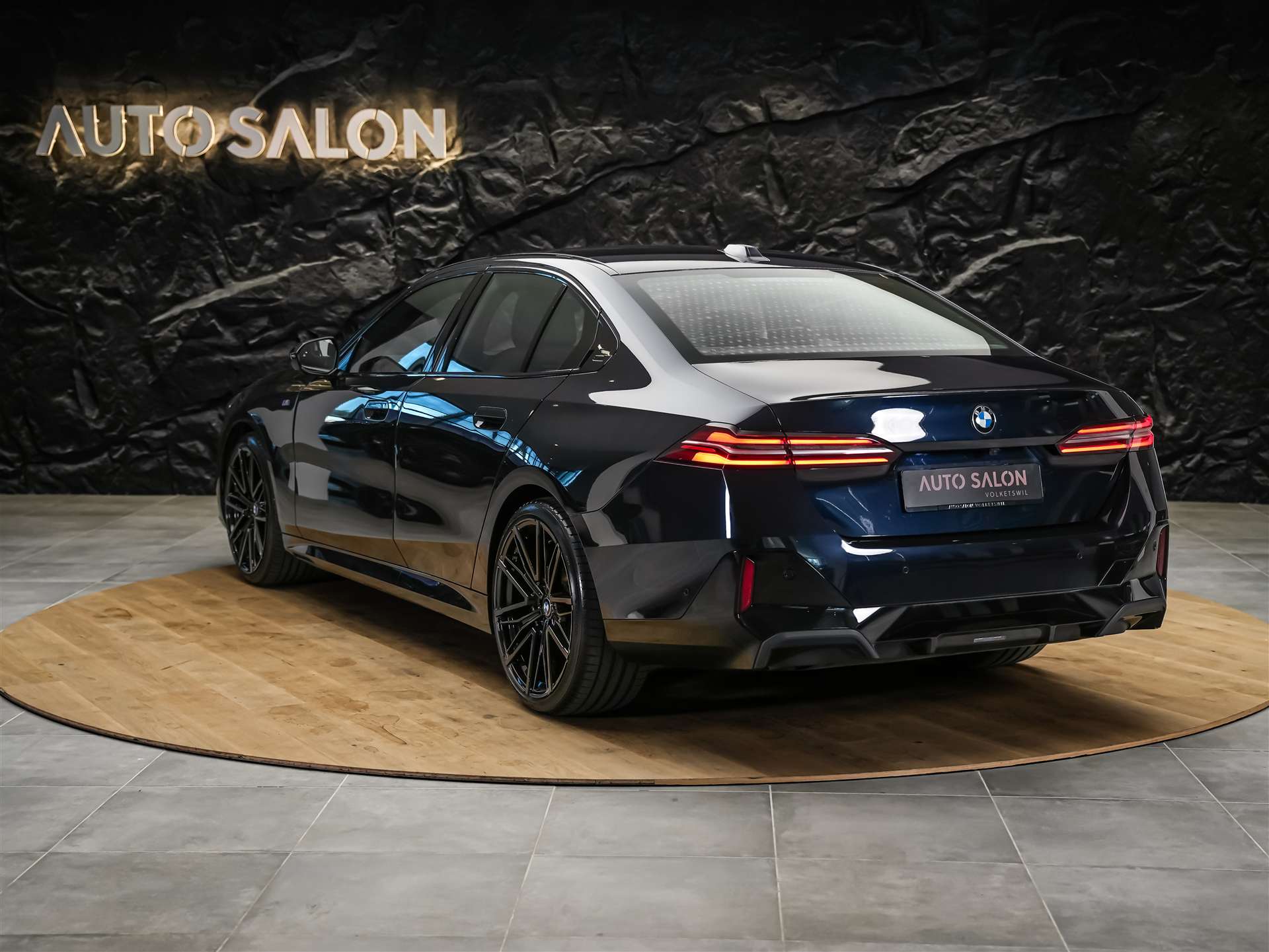 BMW 520d xDrive M Sport Steptronic *ALL BLACK*21" Felgen*M-Fahrwerk*-showroom-element-2