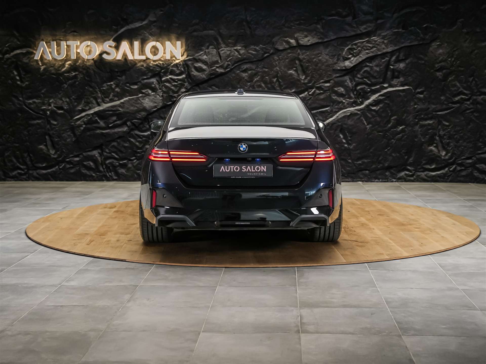 BMW 520d xDrive M Sport Steptronic *ALL BLACK*21" Felgen*M-Fahrwerk*-showroom-element-3