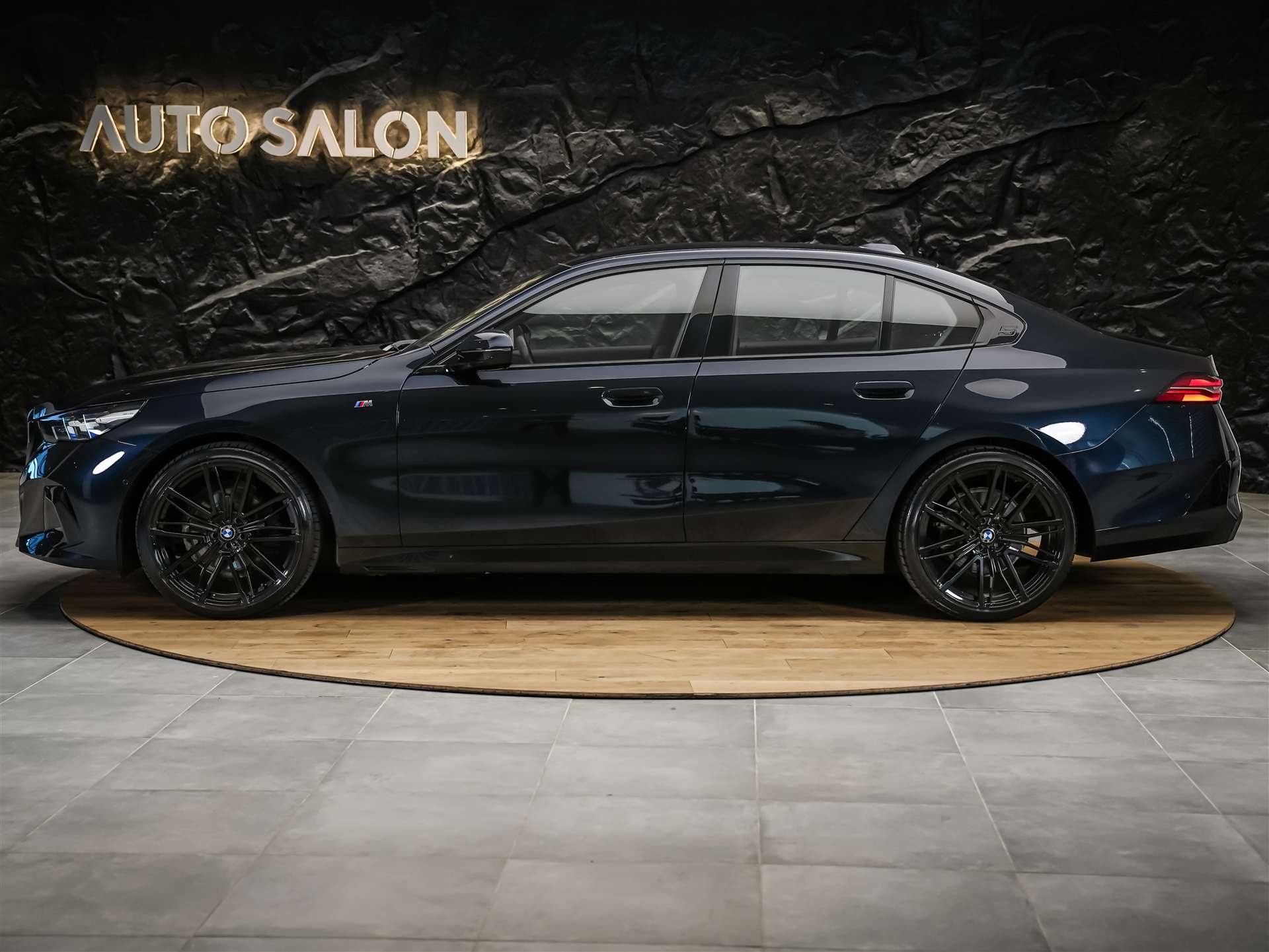 BMW 520d xDrive M Sport Steptronic *ALL BLACK*21" Felgen*M-Fahrwerk*-showroom-element-1