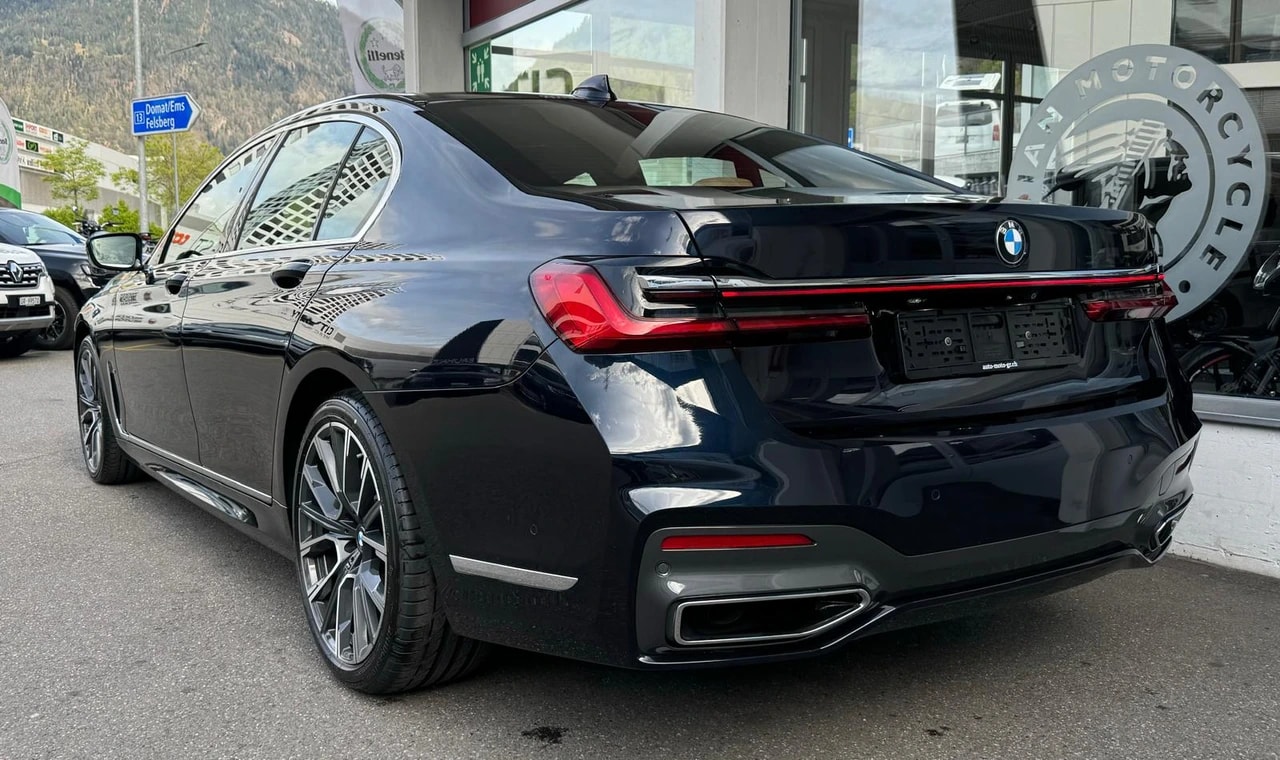 BMW 750i xDrive Steptronic M Sport-showroom-element-3
