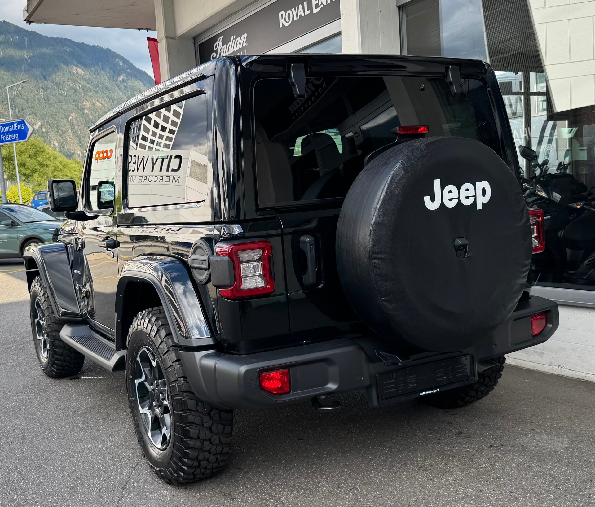 JEEP Wrangler 2.0 Sahara Automatic-showroom-element-3