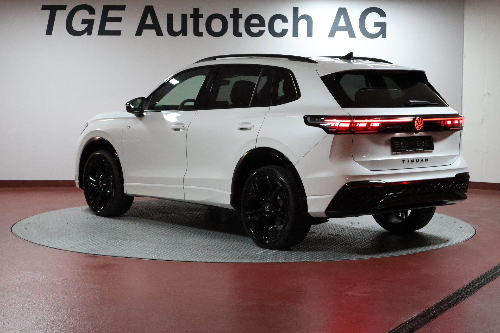 VW Tiguan 2.0 TDI SCR R-Line 4Motion DSG-image-20