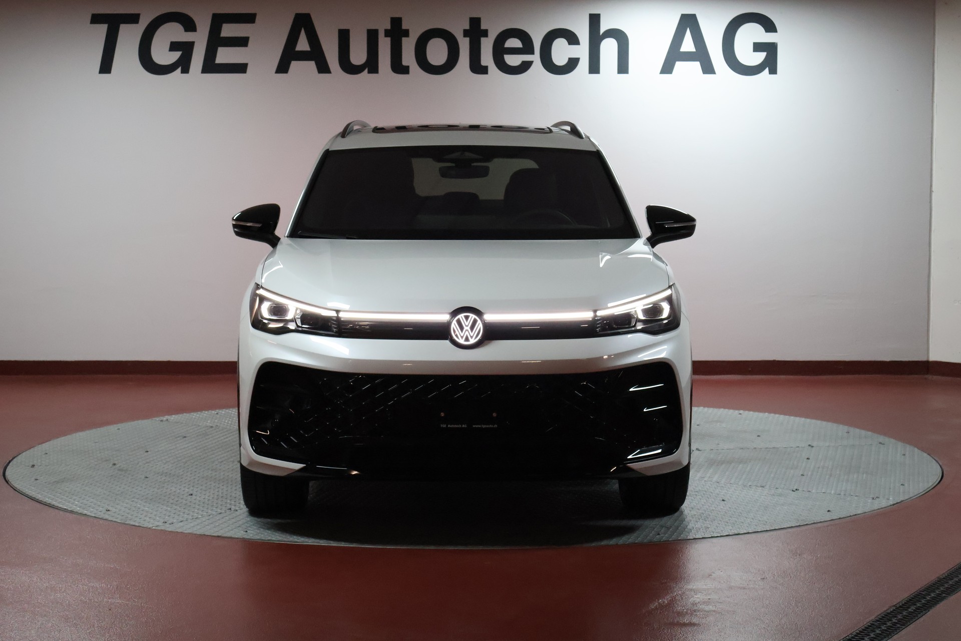 VW Tiguan 2.0 TDI SCR R-Line 4Motion DSG-showroom-element-1