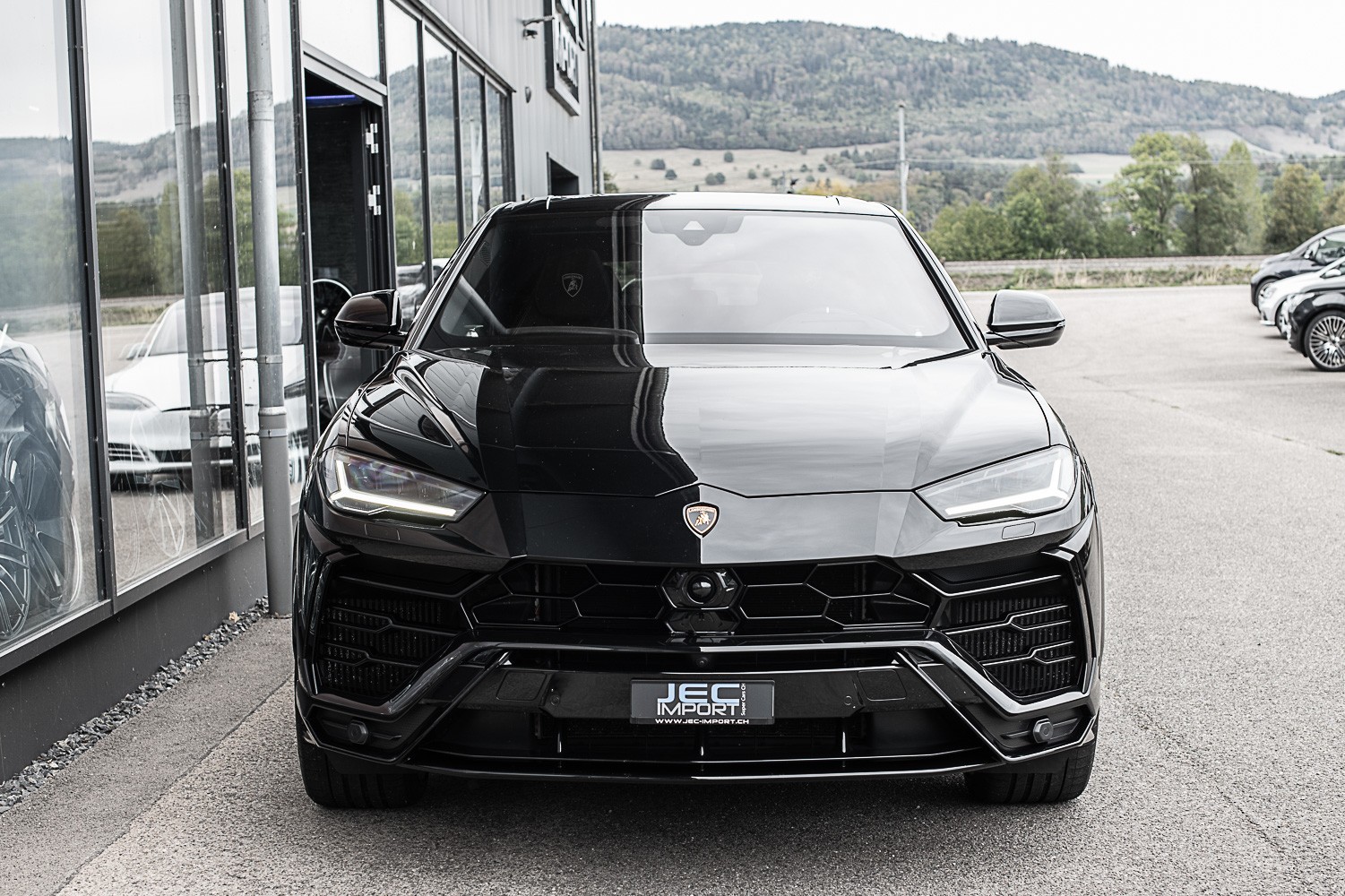 LAMBORGHINI Urus-showroom-element-2
