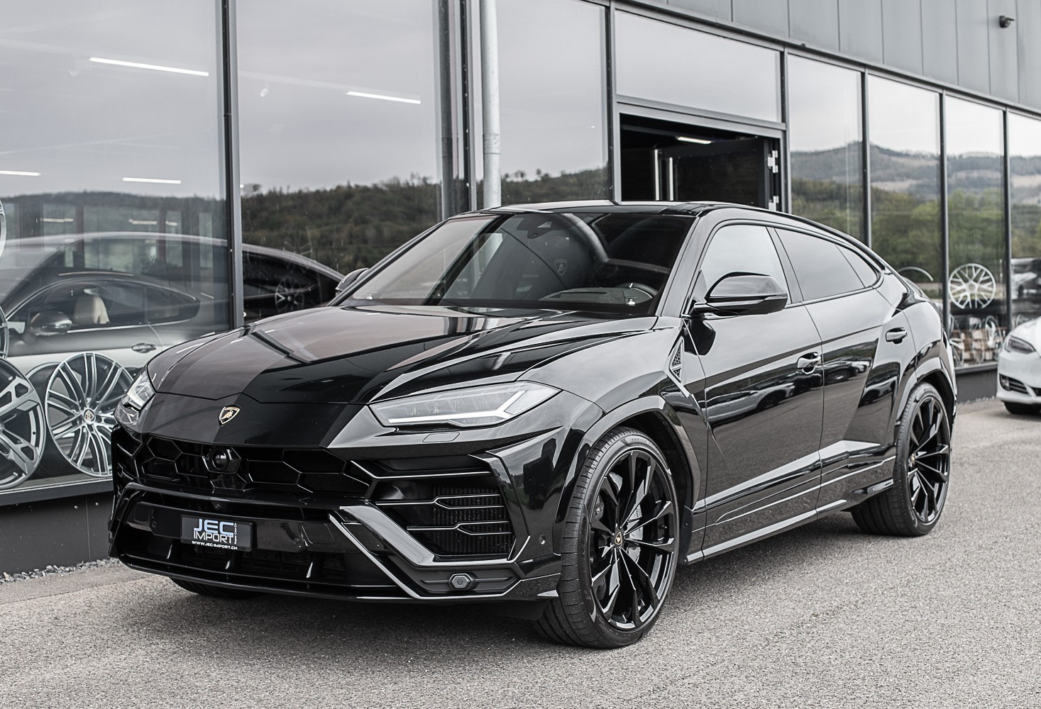LAMBORGHINI Urus-showroom-element-1