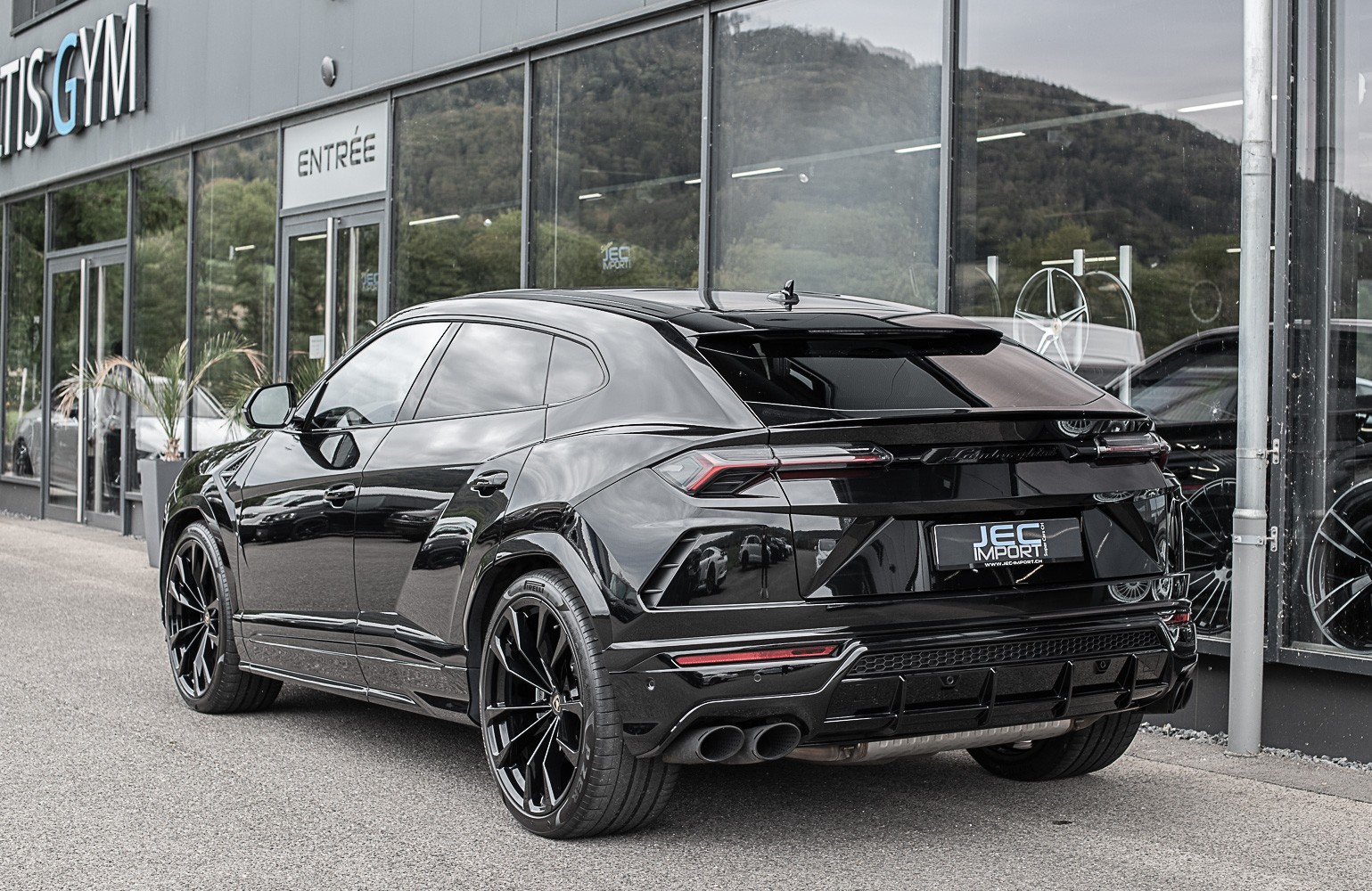 LAMBORGHINI Urus-showroom-element-3