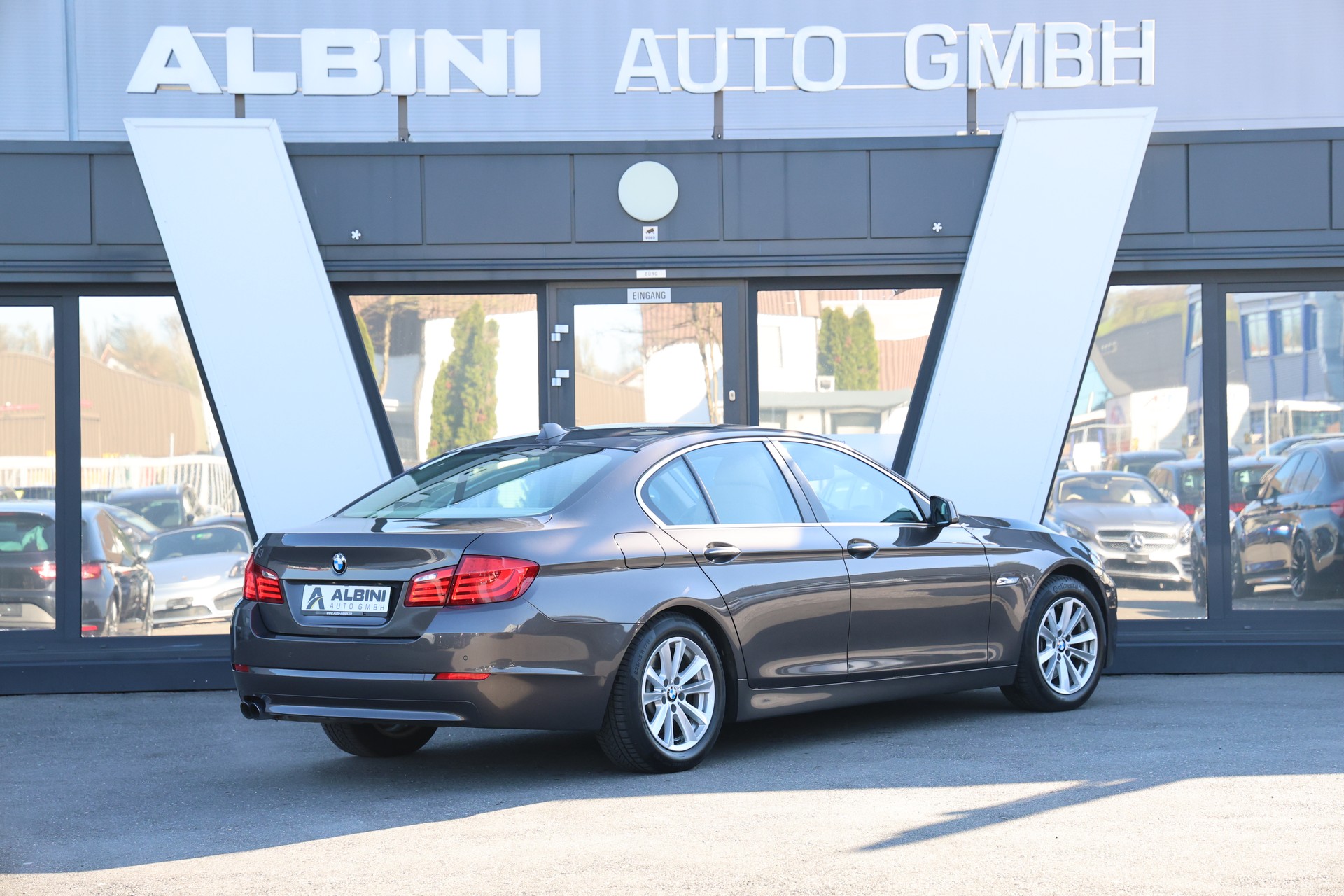 BMW 528i xDrive Steptronic-showroom-element-2