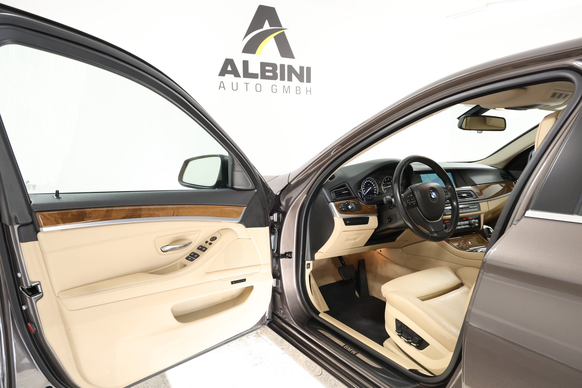 BMW 528i xDrive Steptronic-image-4