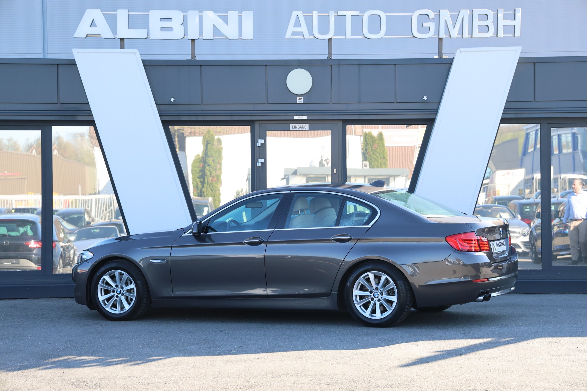 BMW 528i xDrive Steptronic-showroom-element-3