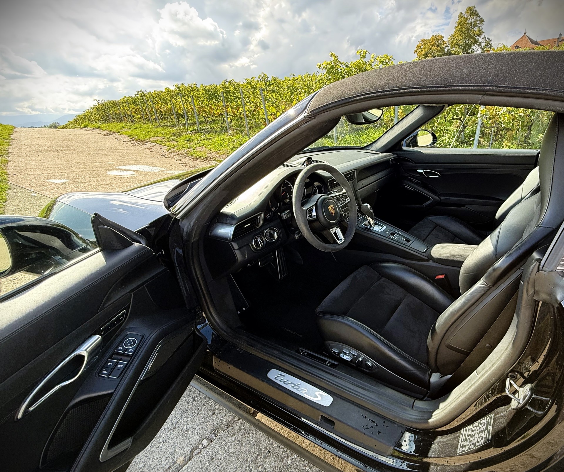 PORSCHE 911 Turbo S Cabrio PDK-image-21