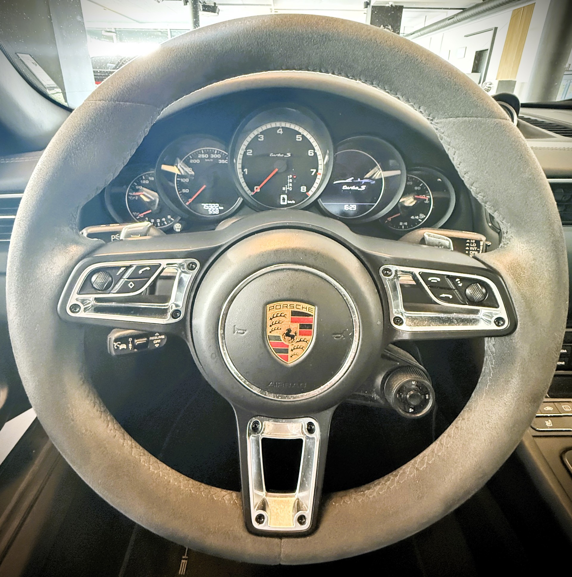 PORSCHE 911 Turbo S Cabrio PDK-image-31