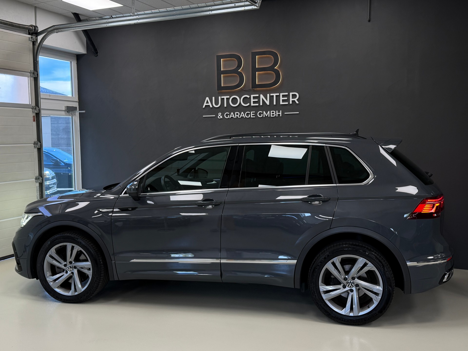 VW Tiguan 2.0TSI R-Line 4Motion DSG-showroom-element-3