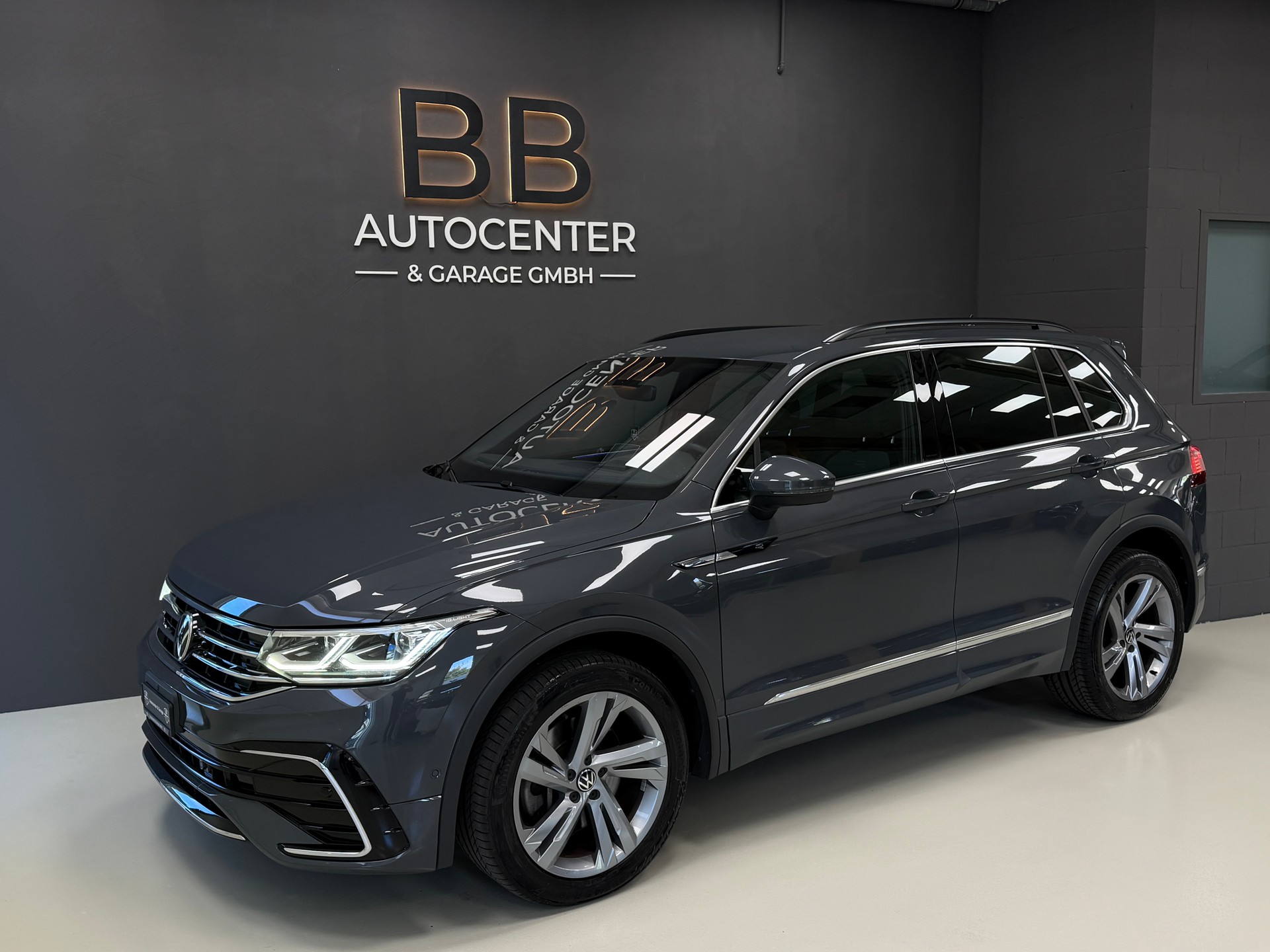 VW Tiguan 2.0TSI R-Line 4Motion DSG-showroom-element-1