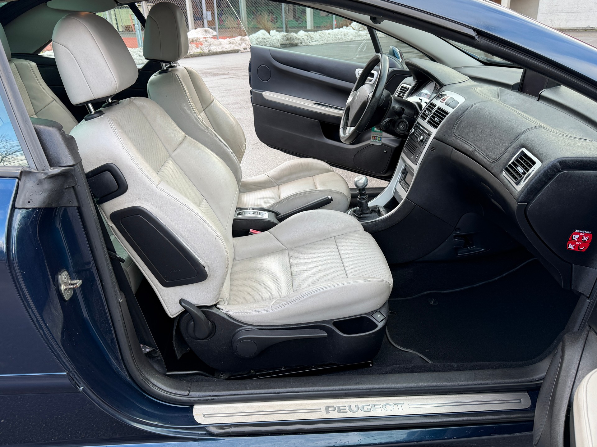 PEUGEOT 307 CC 2.0 HDI Platinum Edition-image-14