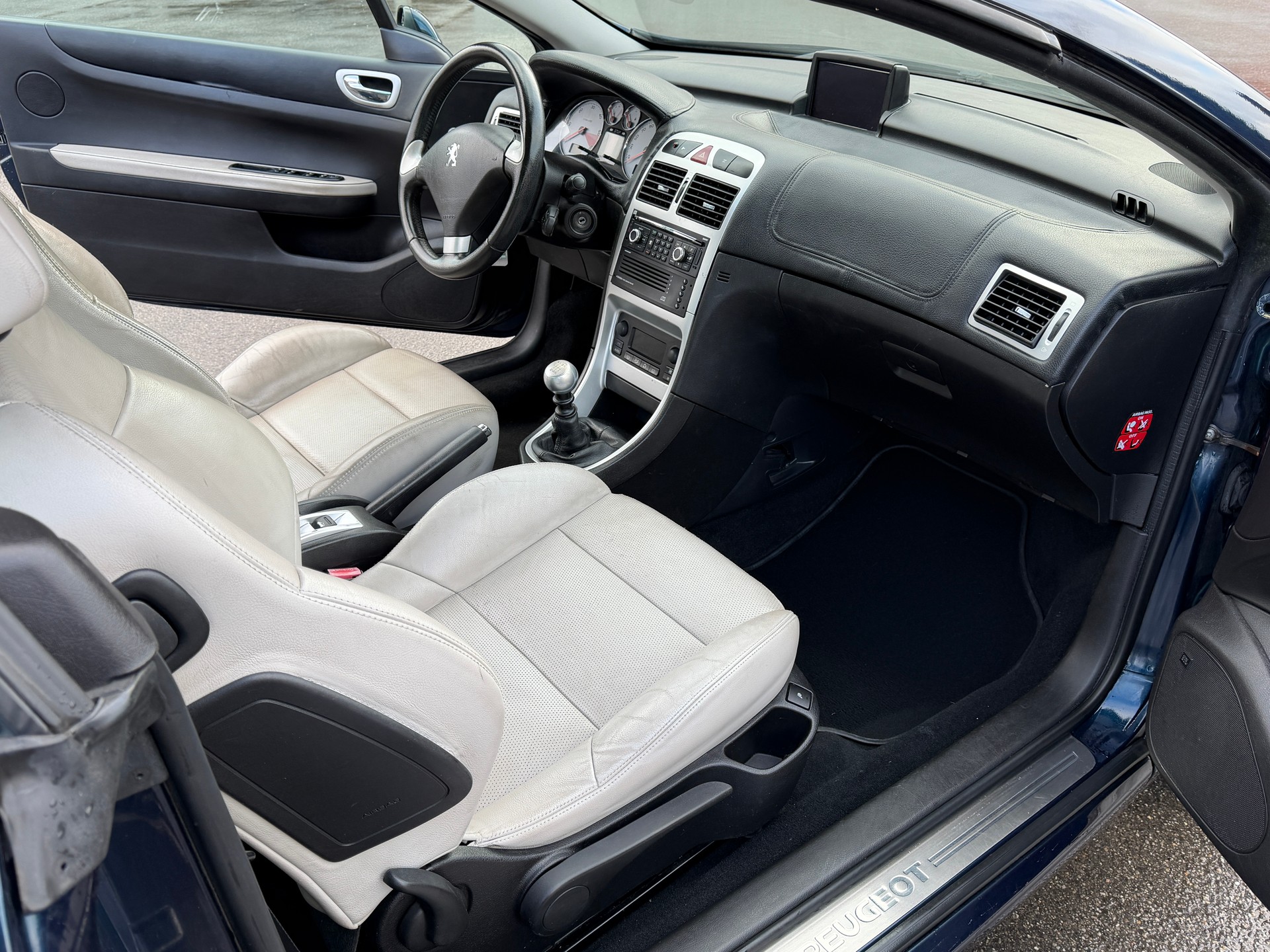 PEUGEOT 307 CC 2.0 HDI Platinum Edition-image-11