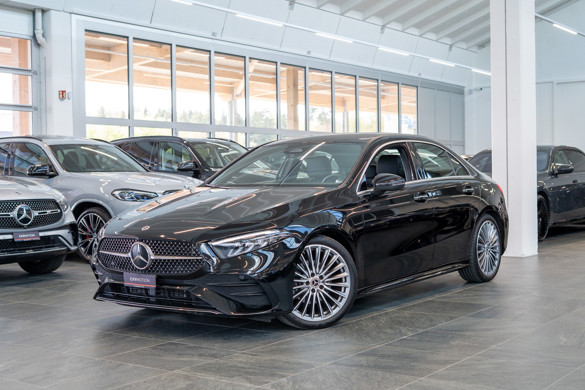 MERCEDES-BENZ A 200 AMG Line Limousine / Facelift / 19" Felgen / Ambiente-Beleuchtung