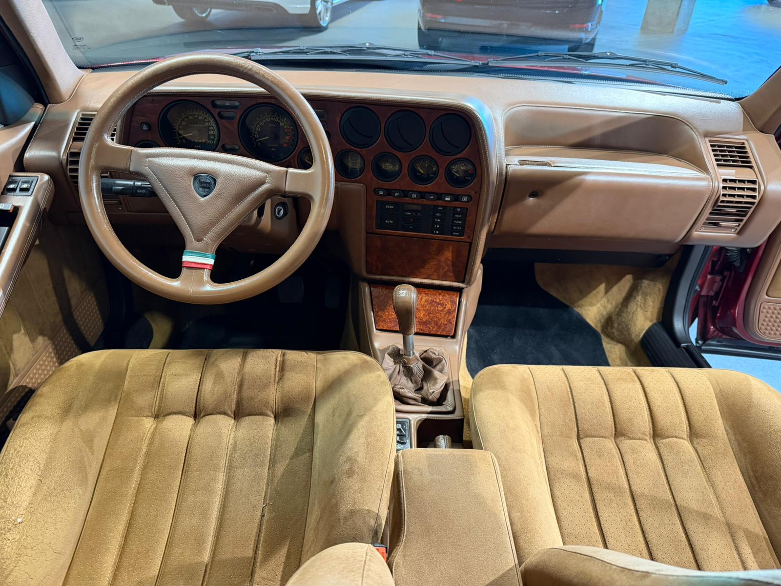 LANCIA Thema 8.32 Ferrari-image-18
