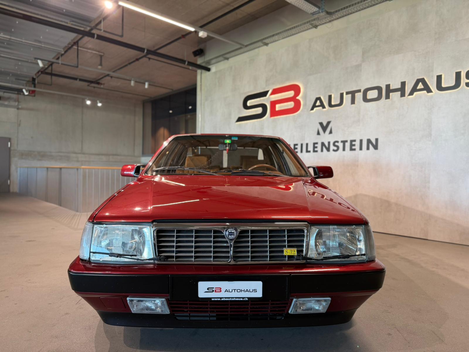 LANCIA Thema 8.32 Ferrari-showroom-element-2