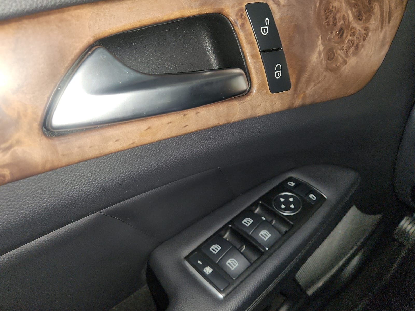 MERCEDES-BENZ CLS 350 BlueTEC 4Matic 7G-Tronic-image-14