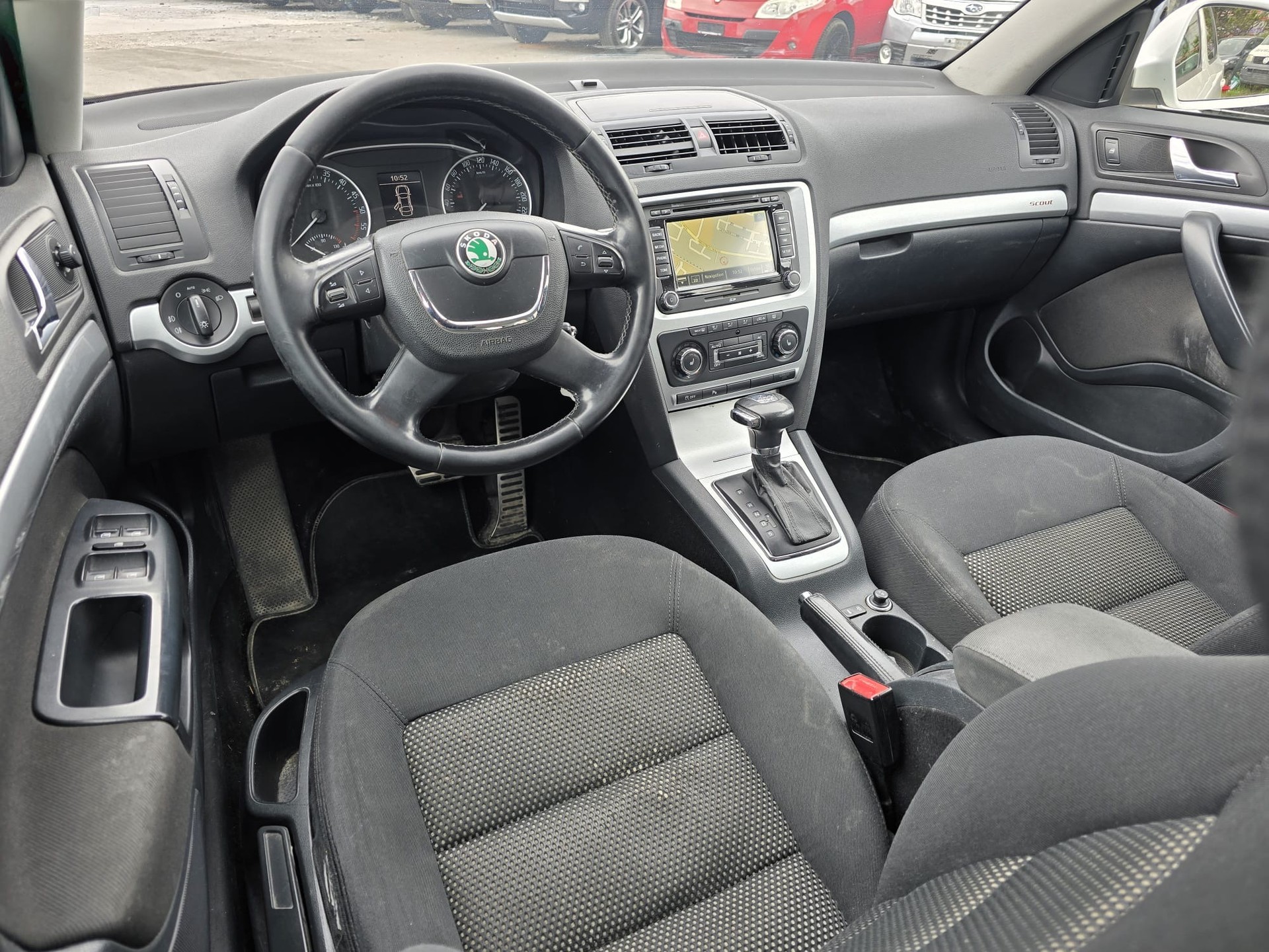 SKODA Octavia Combi 2.0 TDI Scout 4x4 DSG-image-11