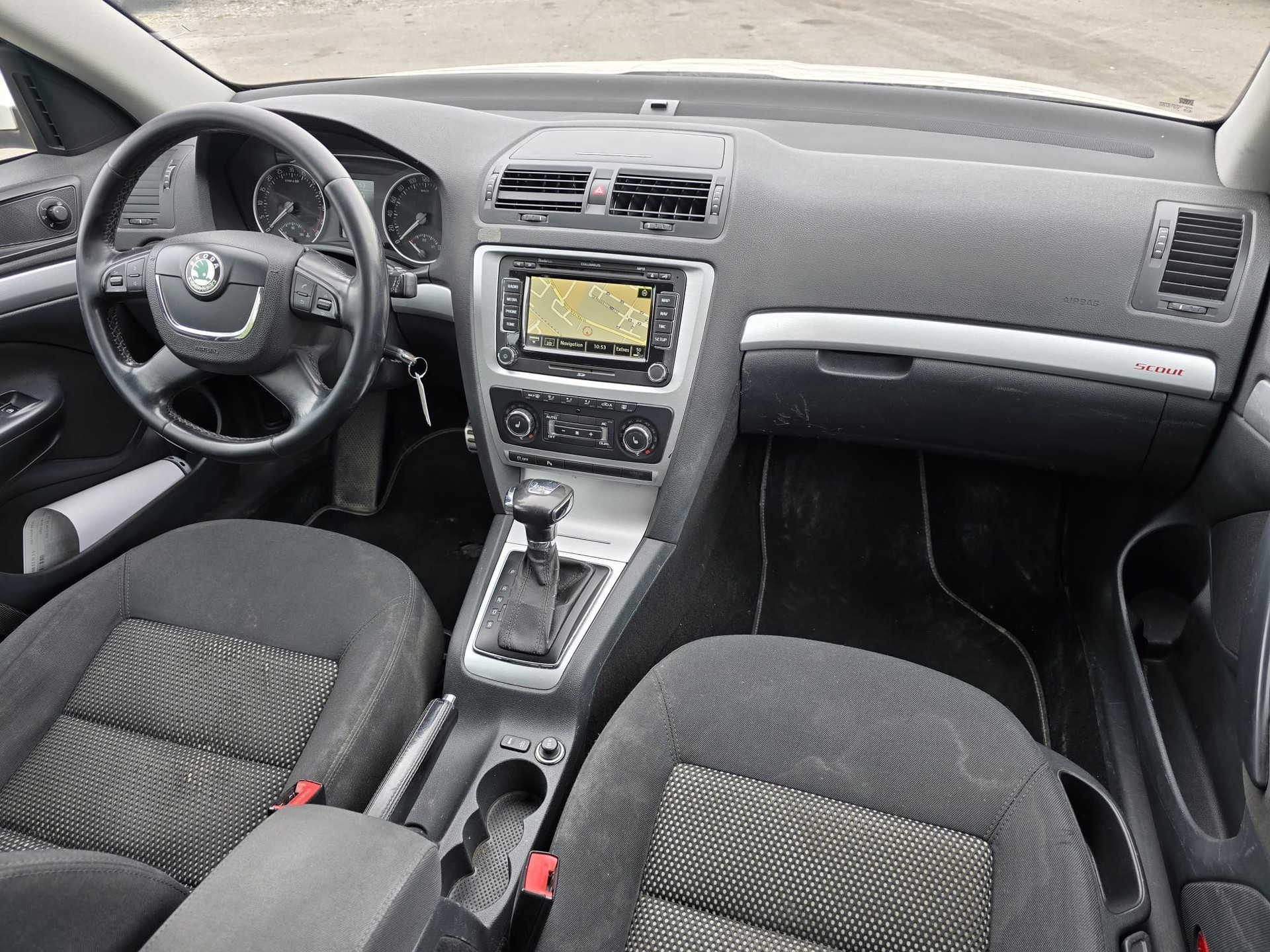 SKODA Octavia Combi 2.0 TDI Scout 4x4 DSG-image-10