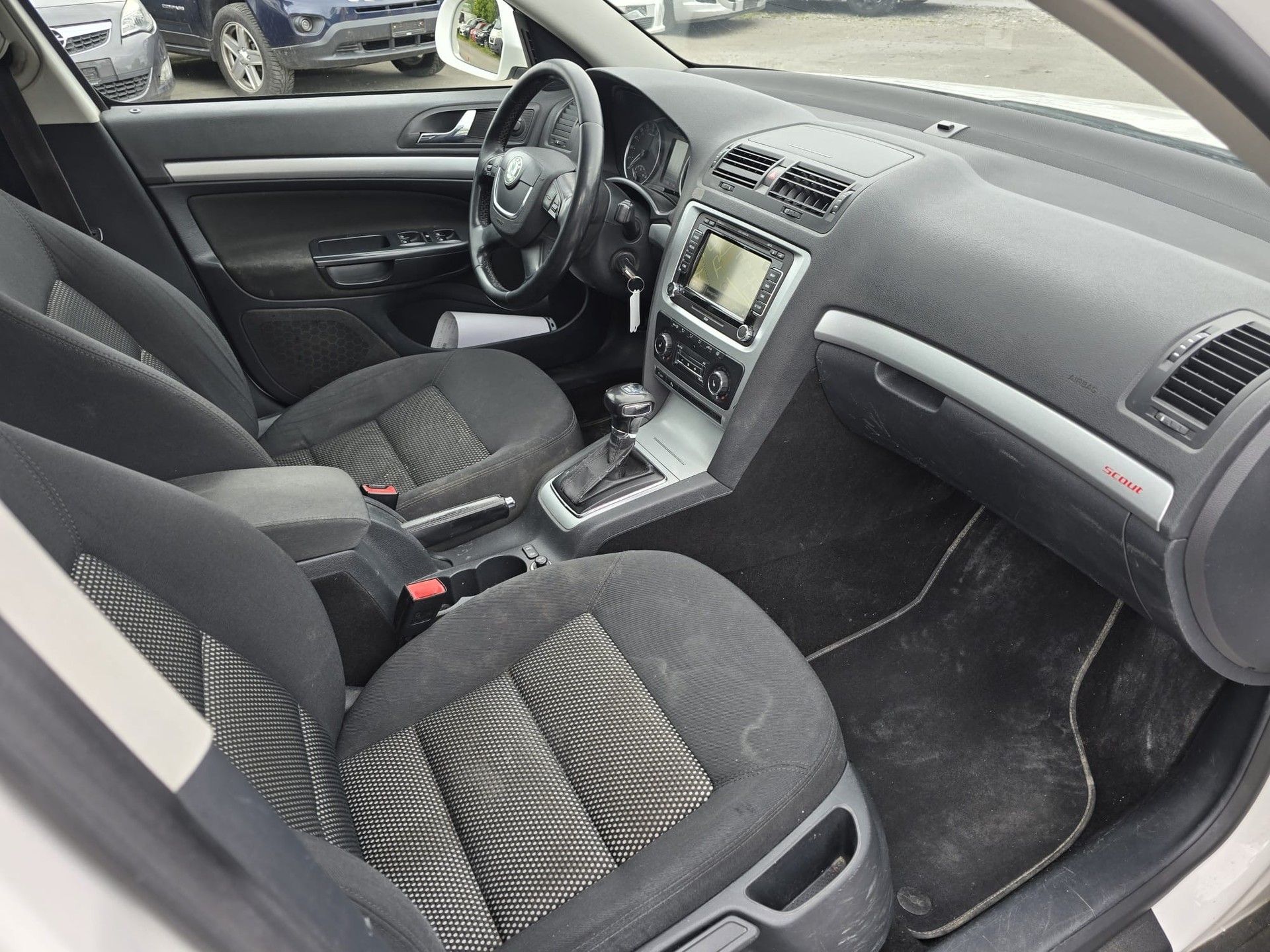 SKODA Octavia Combi 2.0 TDI Scout 4x4 DSG-image-9