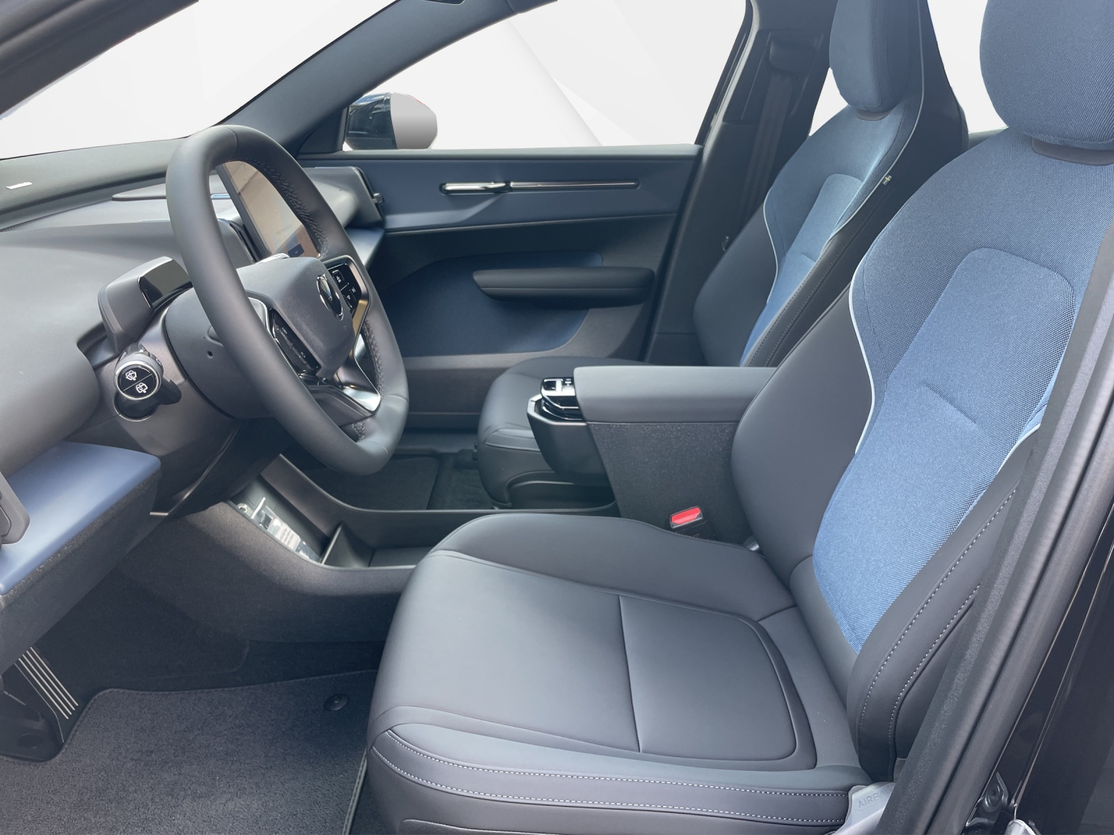VOLVO EX 30 E60 Plus Swiss Black Edition-image-9