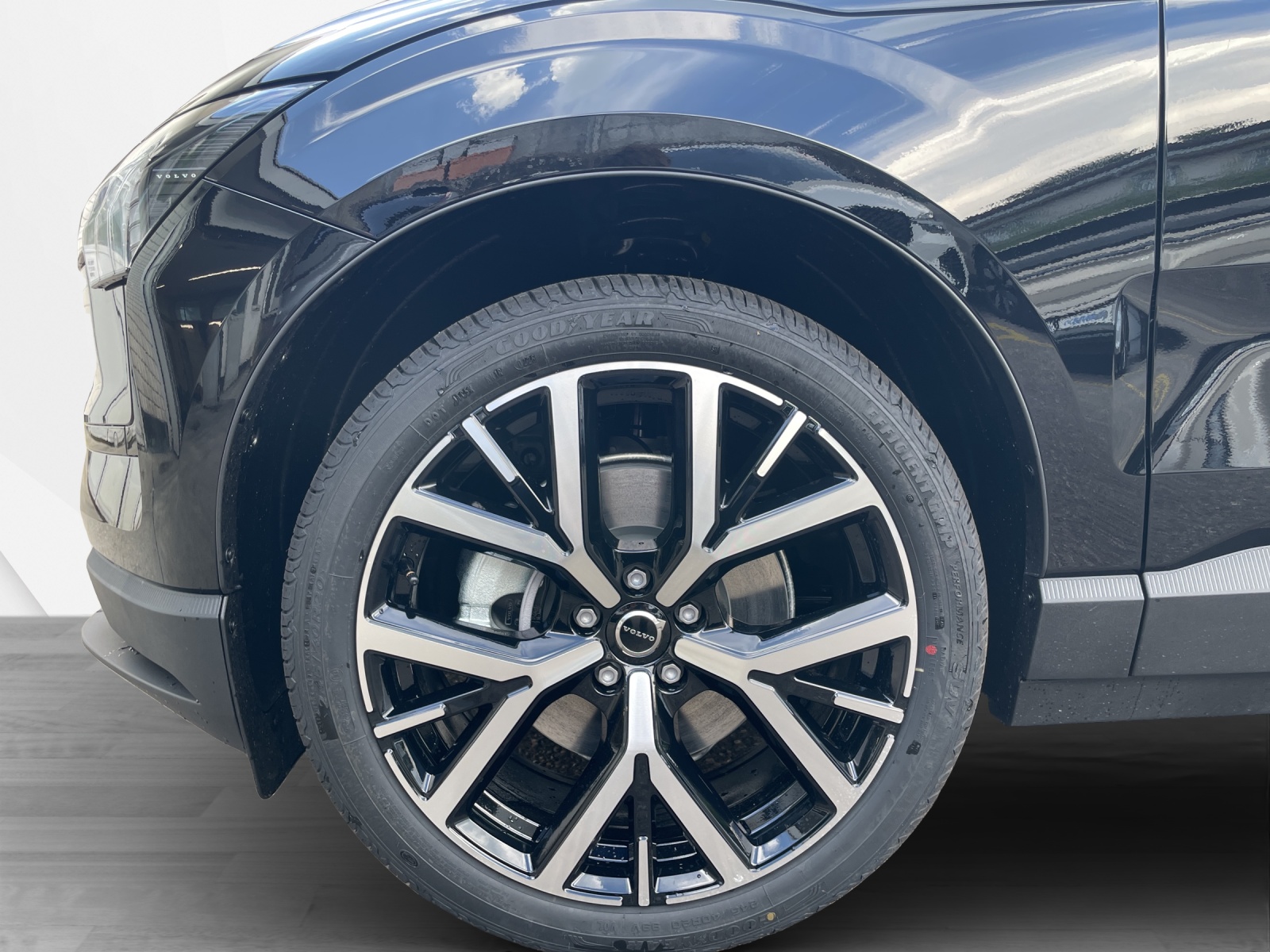 VOLVO EX 30 E60 Plus Swiss Black Edition-image-8