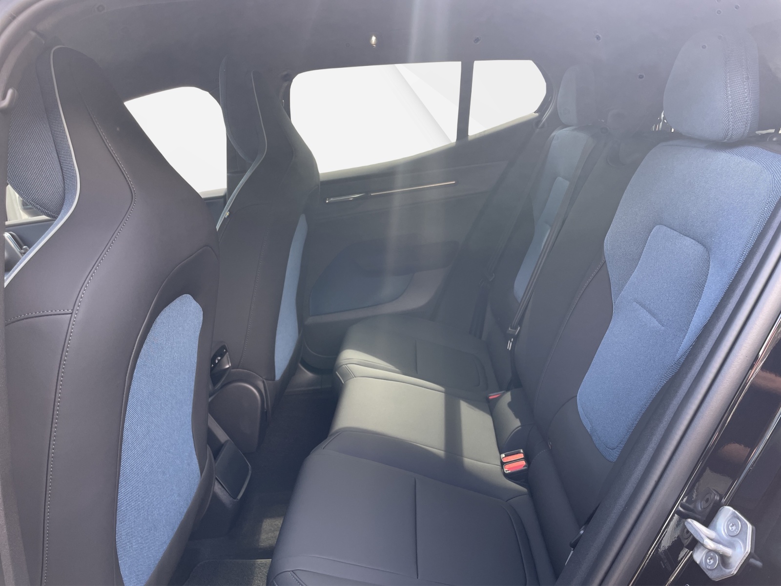 VOLVO EX 30 E60 Plus Swiss Black Edition-image-13