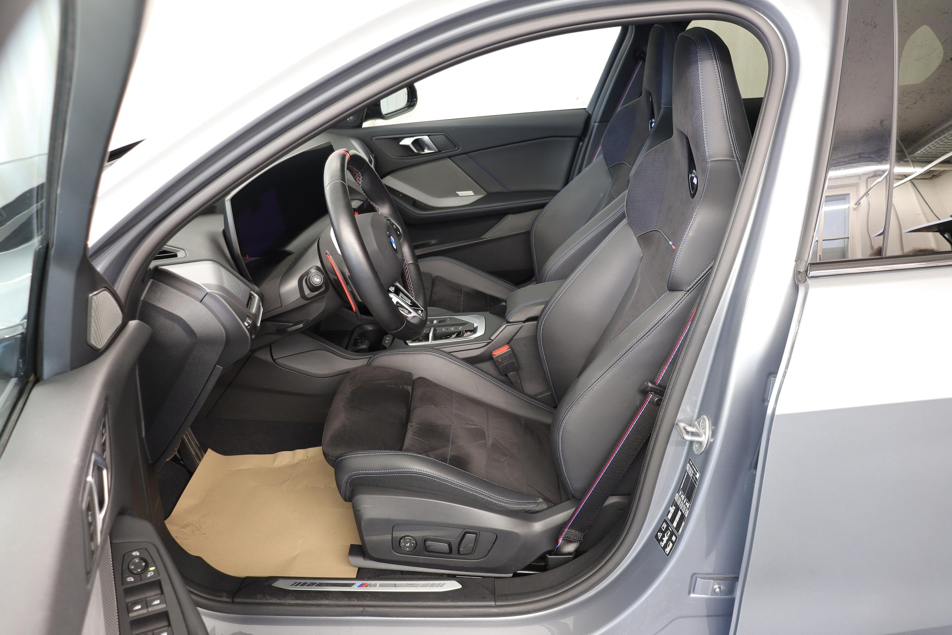 BMW M135i xDrive-showroom-element-3